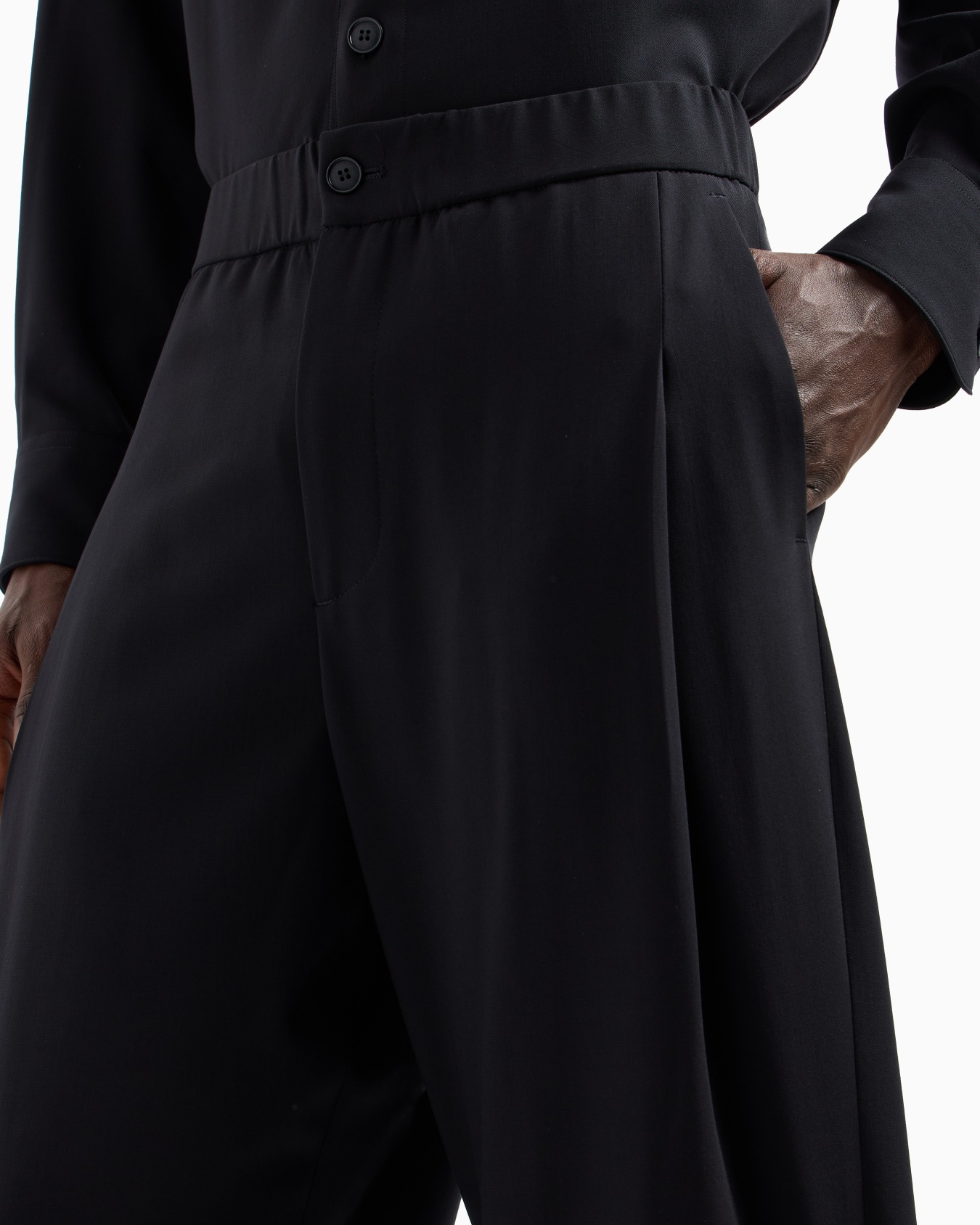 Single-pleat, pure virgin wool crêpe trousers Slide 5