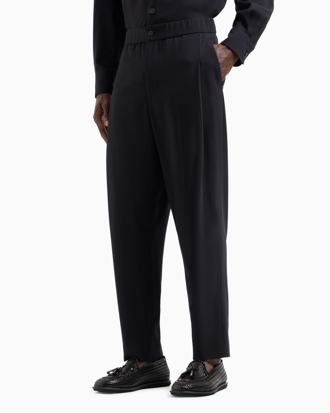Single-pleat, pure virgin wool crêpe trousers Slide 4