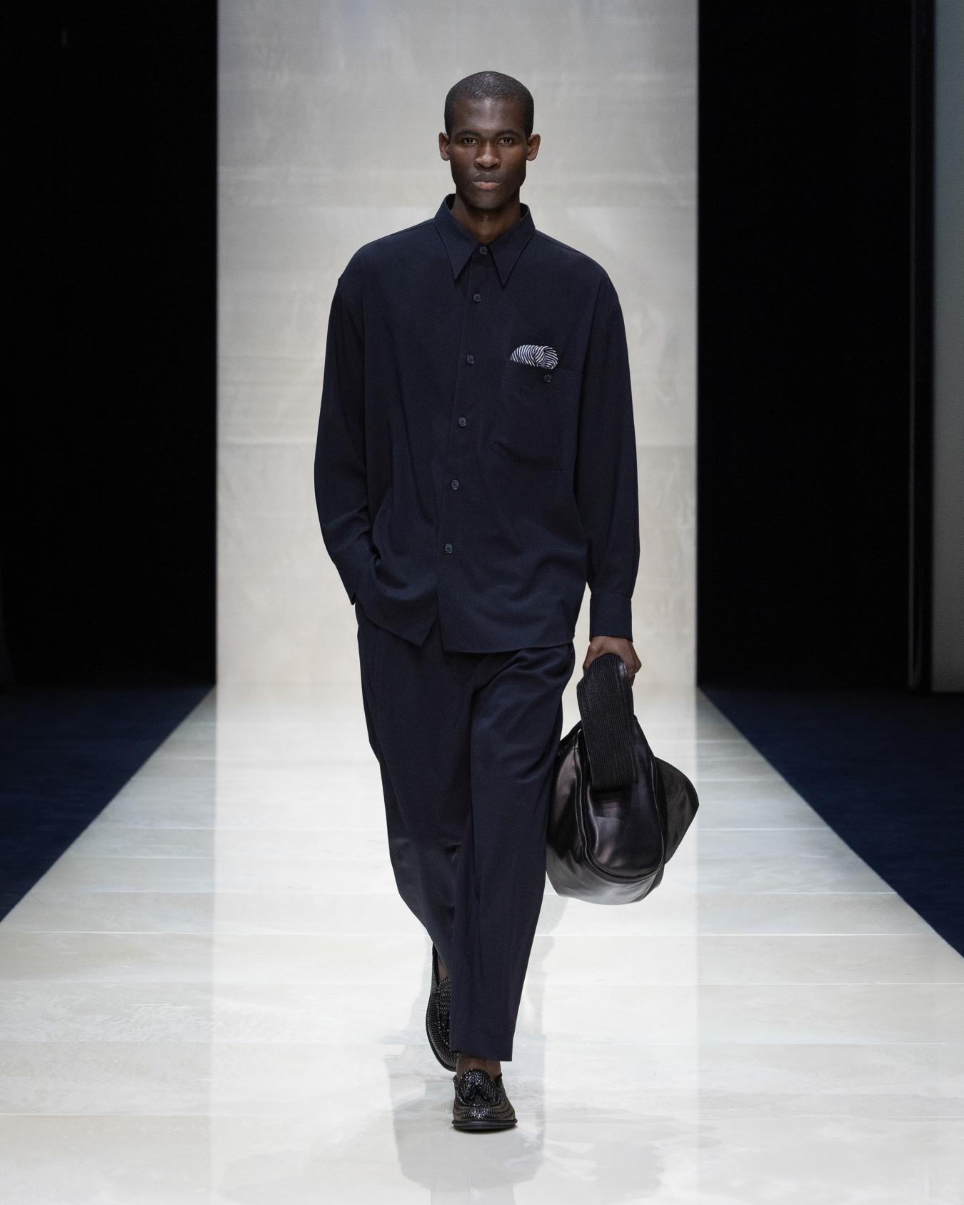 Single-pleat, pure virgin wool crêpe trousers Slide 8