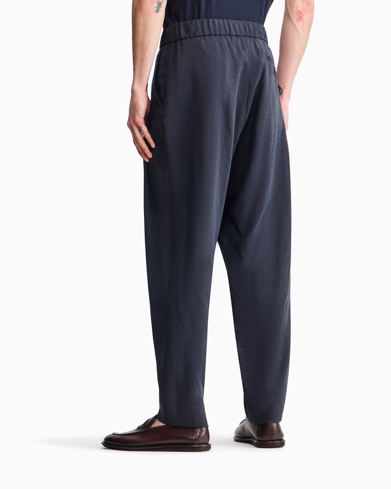 Pantaloni a una pince in misto seta lavata Slide 5