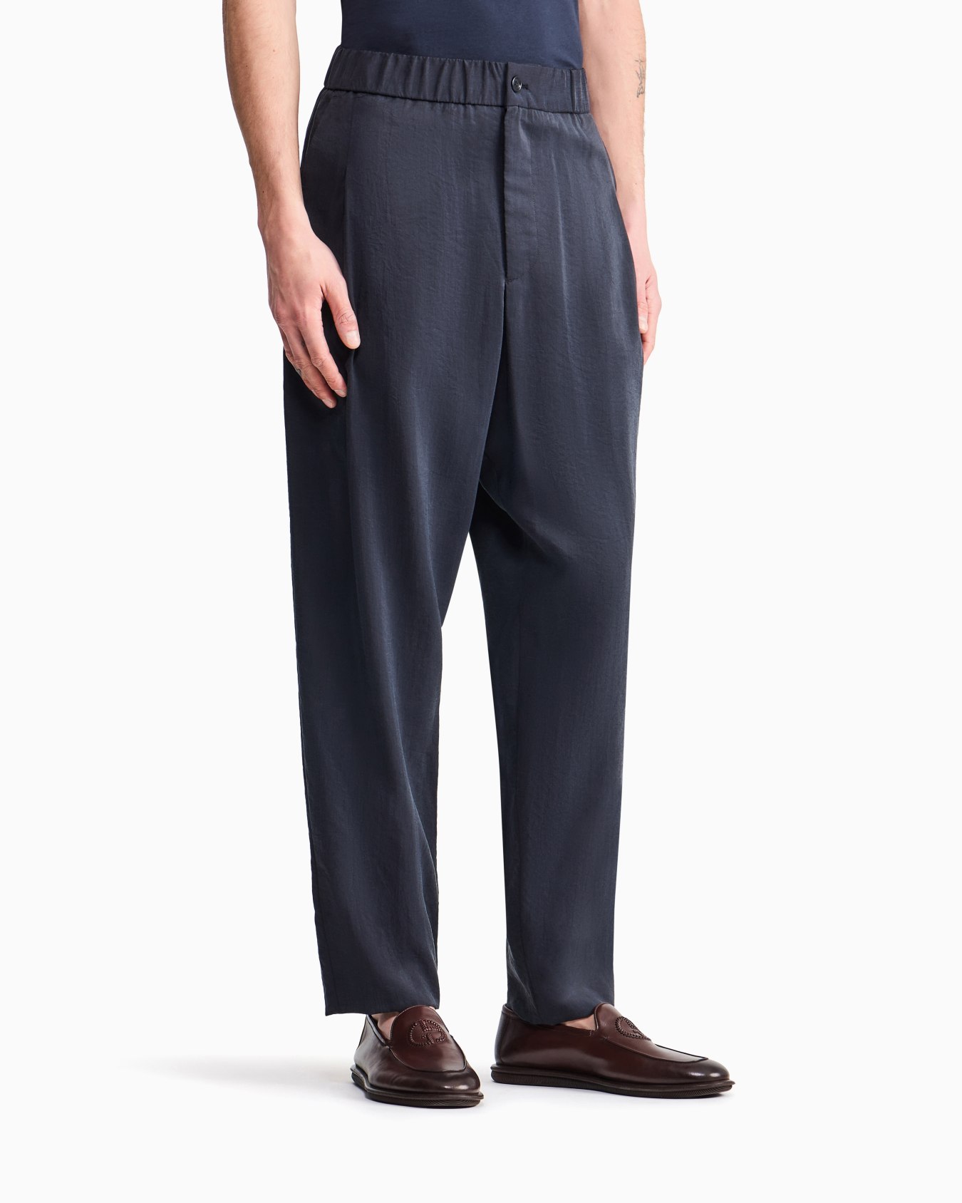 Pantaloni a una pince in misto seta lavata Slide 3