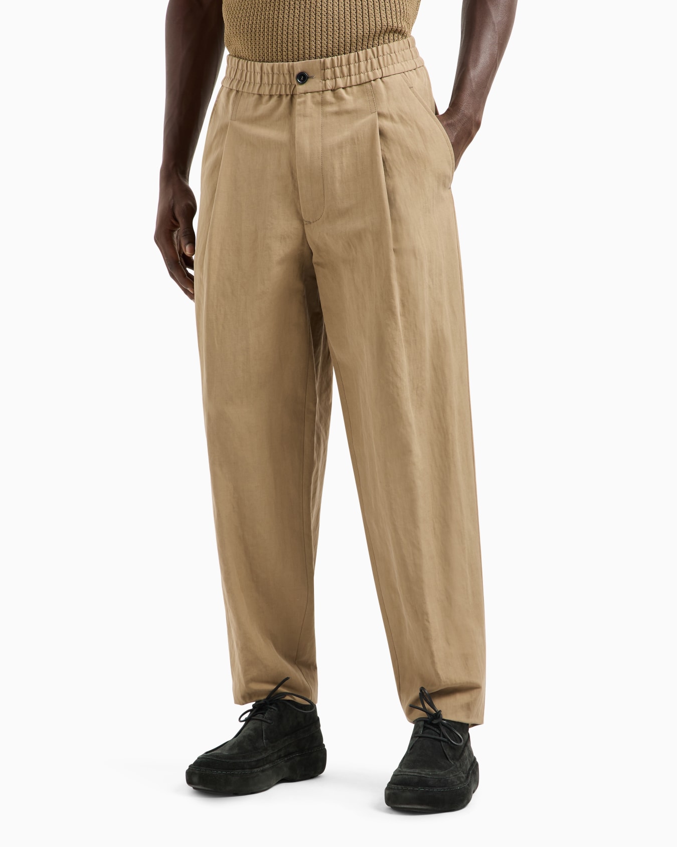 Single-pleat cotton and linen trousers Slide 3