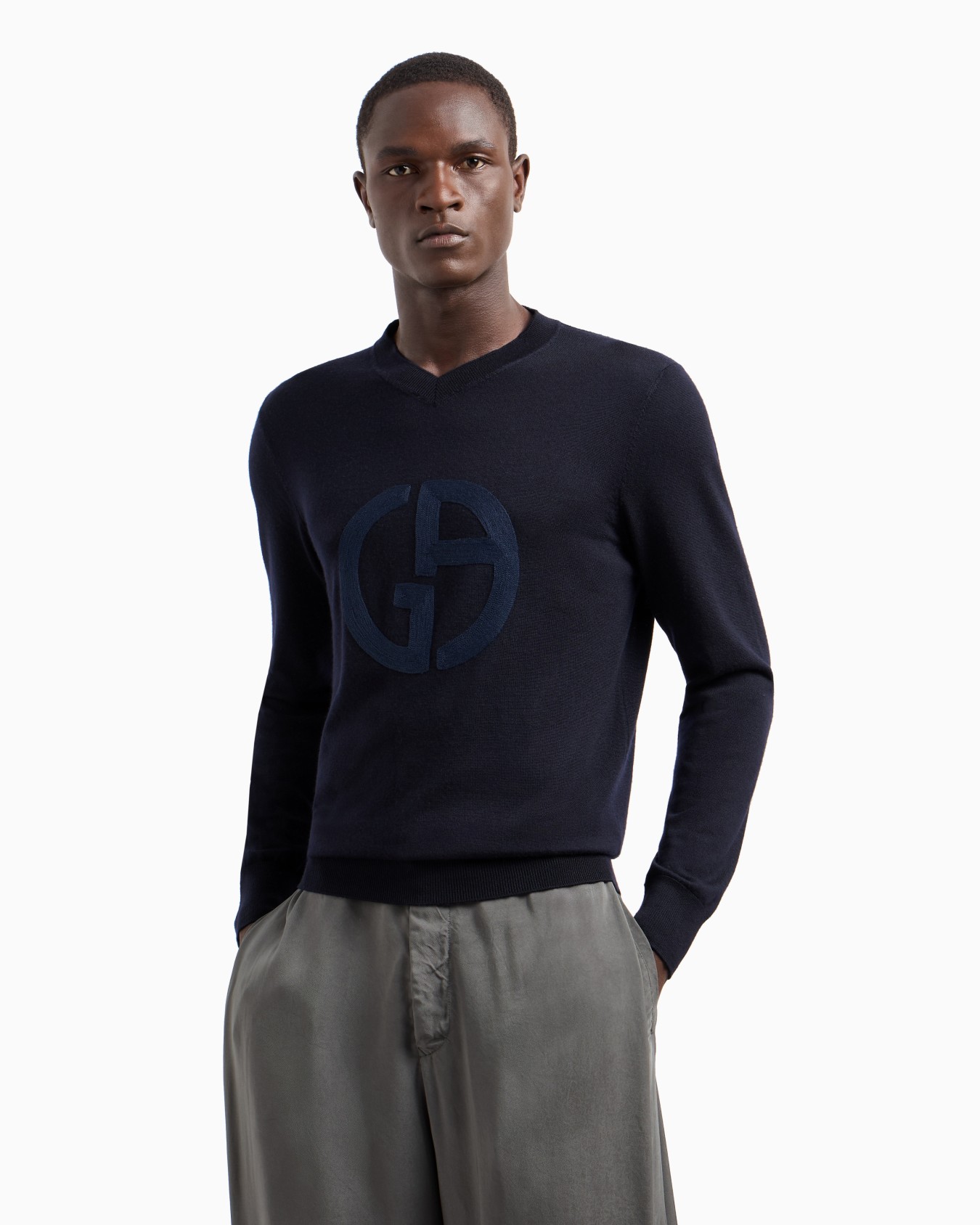 V-neck jumper in virgin wool and cashmere Slide 4