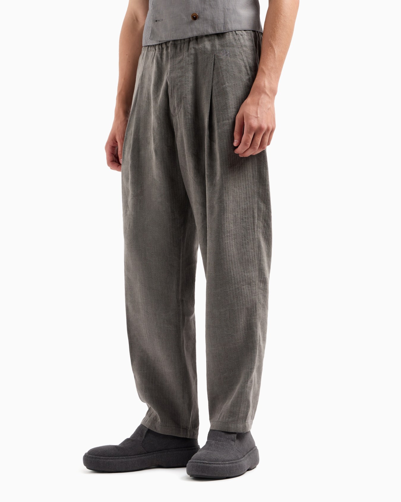 Linen and viscose canvas single-pleat trousers Slide 4