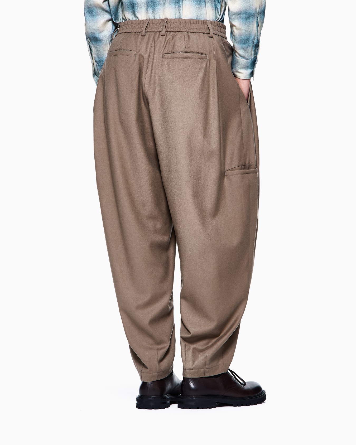 Pantaloni flat front in panno leggero di lana Slide 2