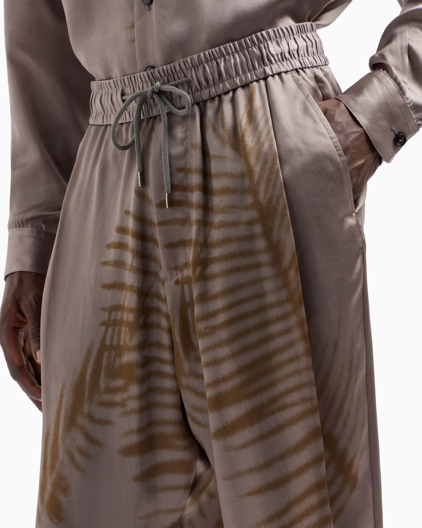 Drawstring trousers in printed cupro Slide 5