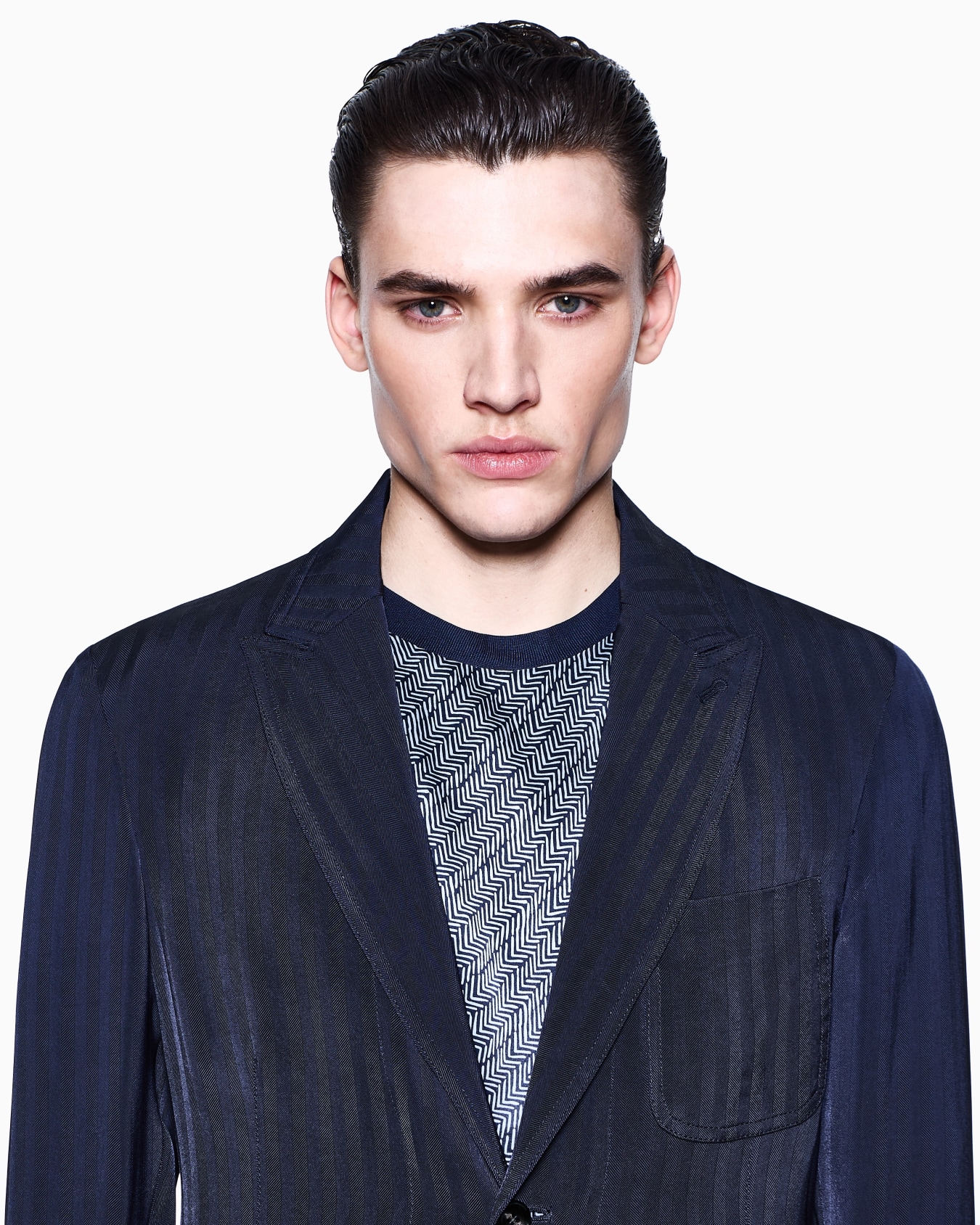 Single-breasted jacket made from a chevron viscose jacquard Slide 4