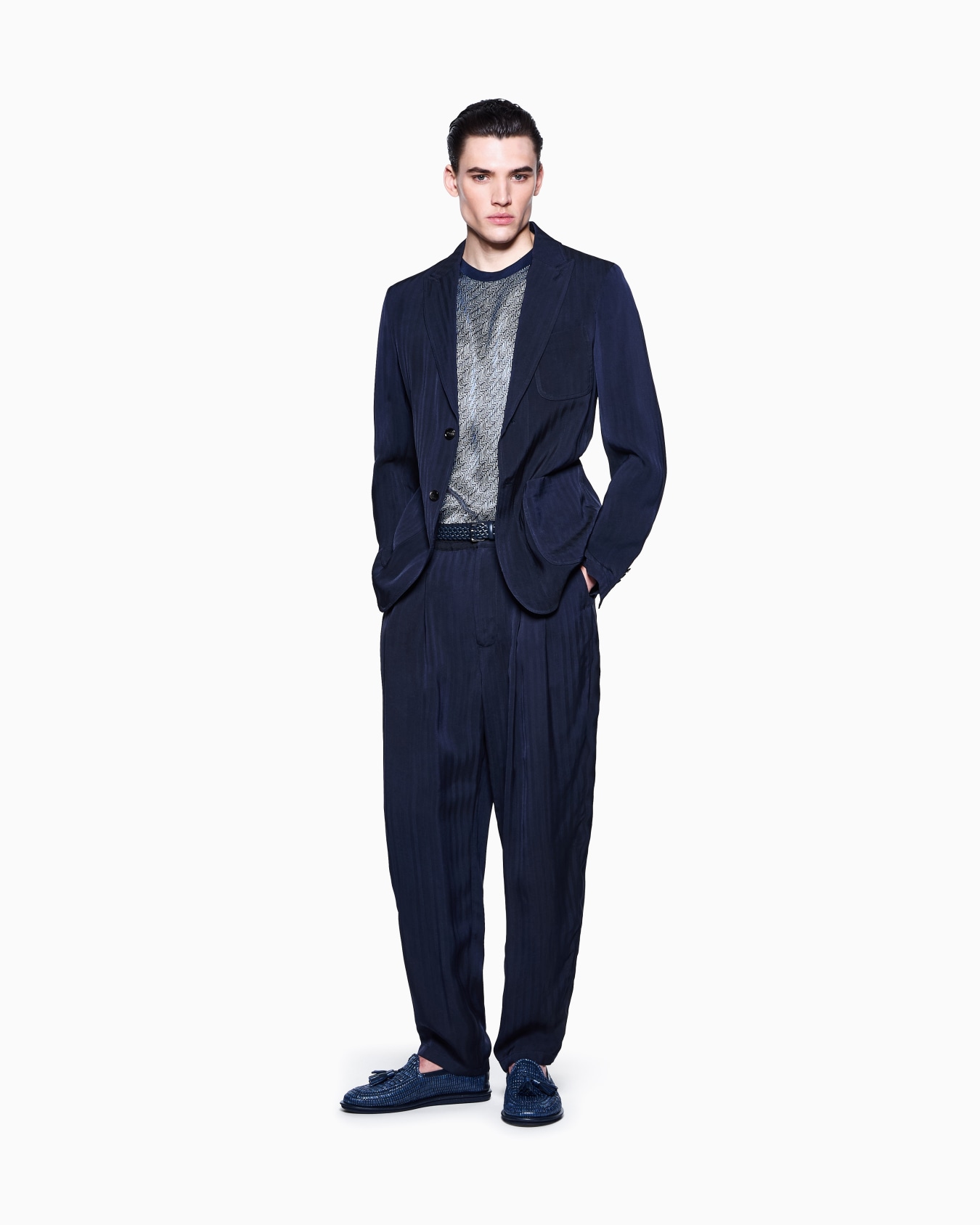 Single-breasted jacket made from a chevron viscose jacquard Slide 1