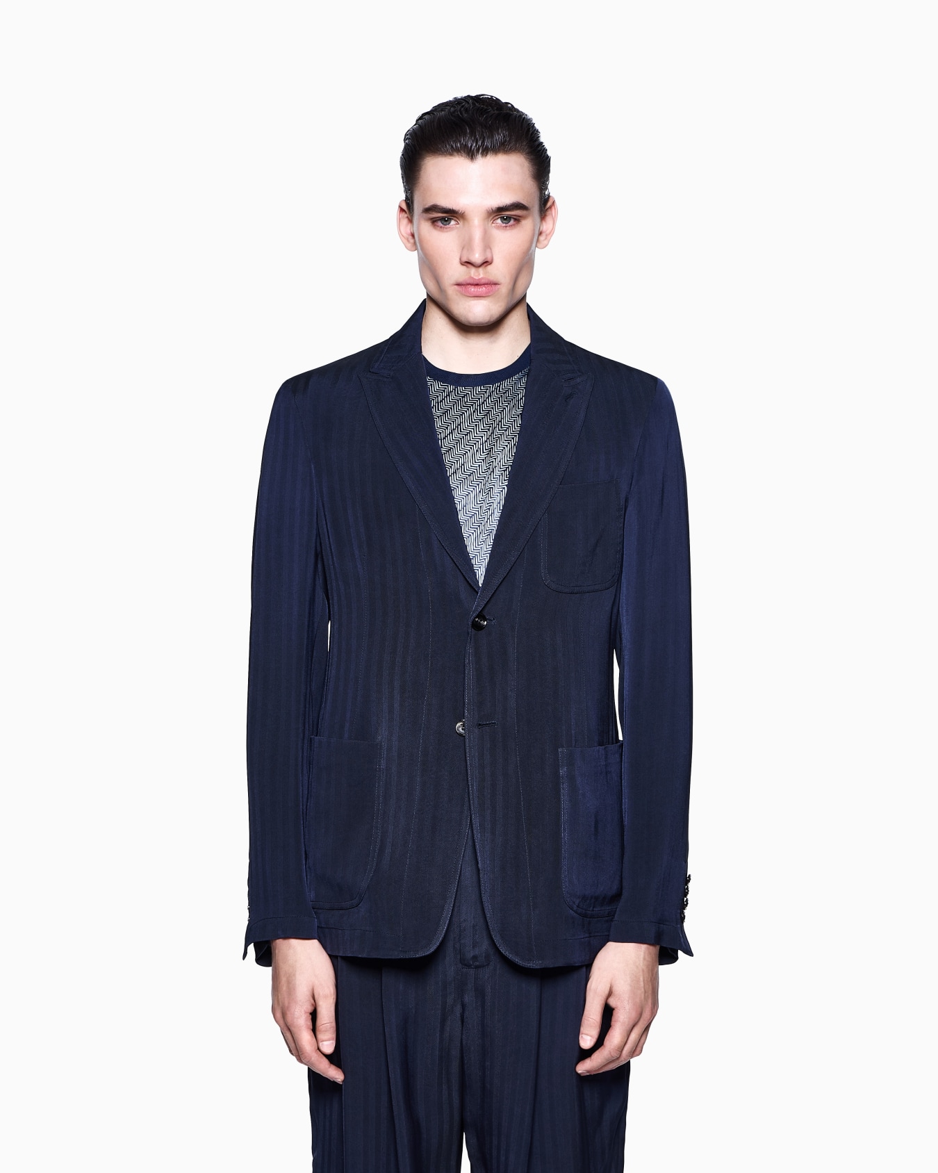 Single-breasted jacket made from a chevron viscose jacquard Slide 3