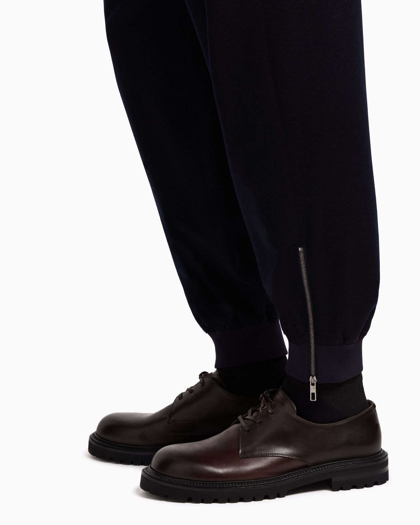 Single-pleat trousers in lightweight cashmere cloth Slide 5