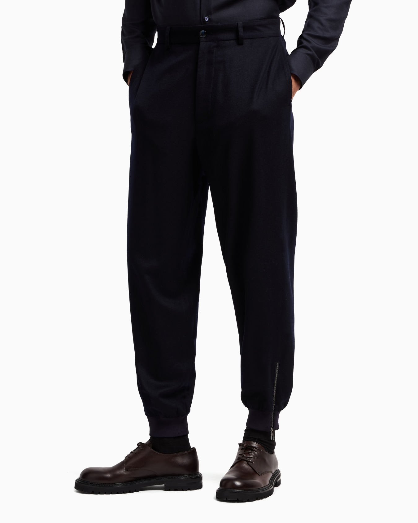 Single-pleat trousers in lightweight cashmere cloth Slide 4