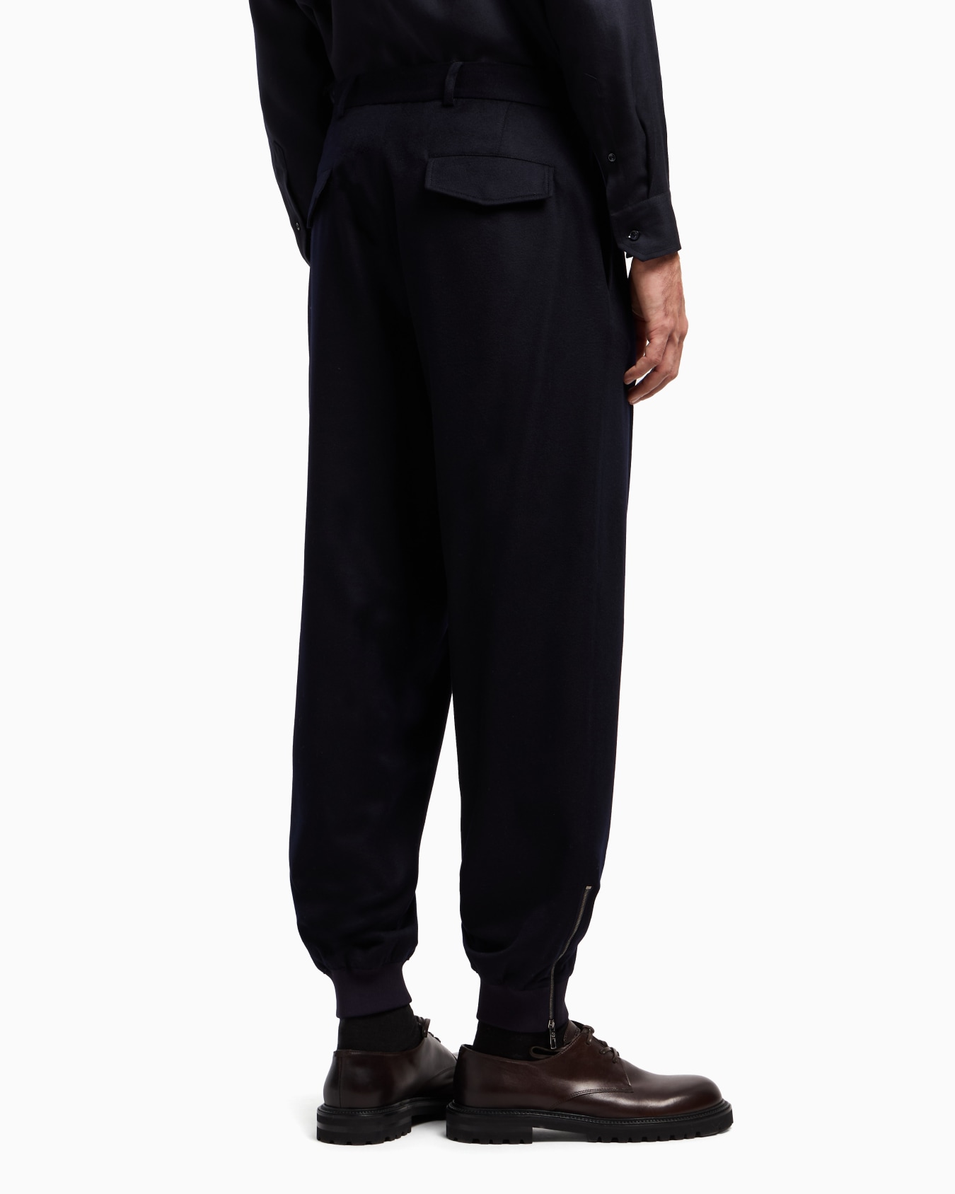 Single-pleat trousers in lightweight cashmere cloth Slide 3