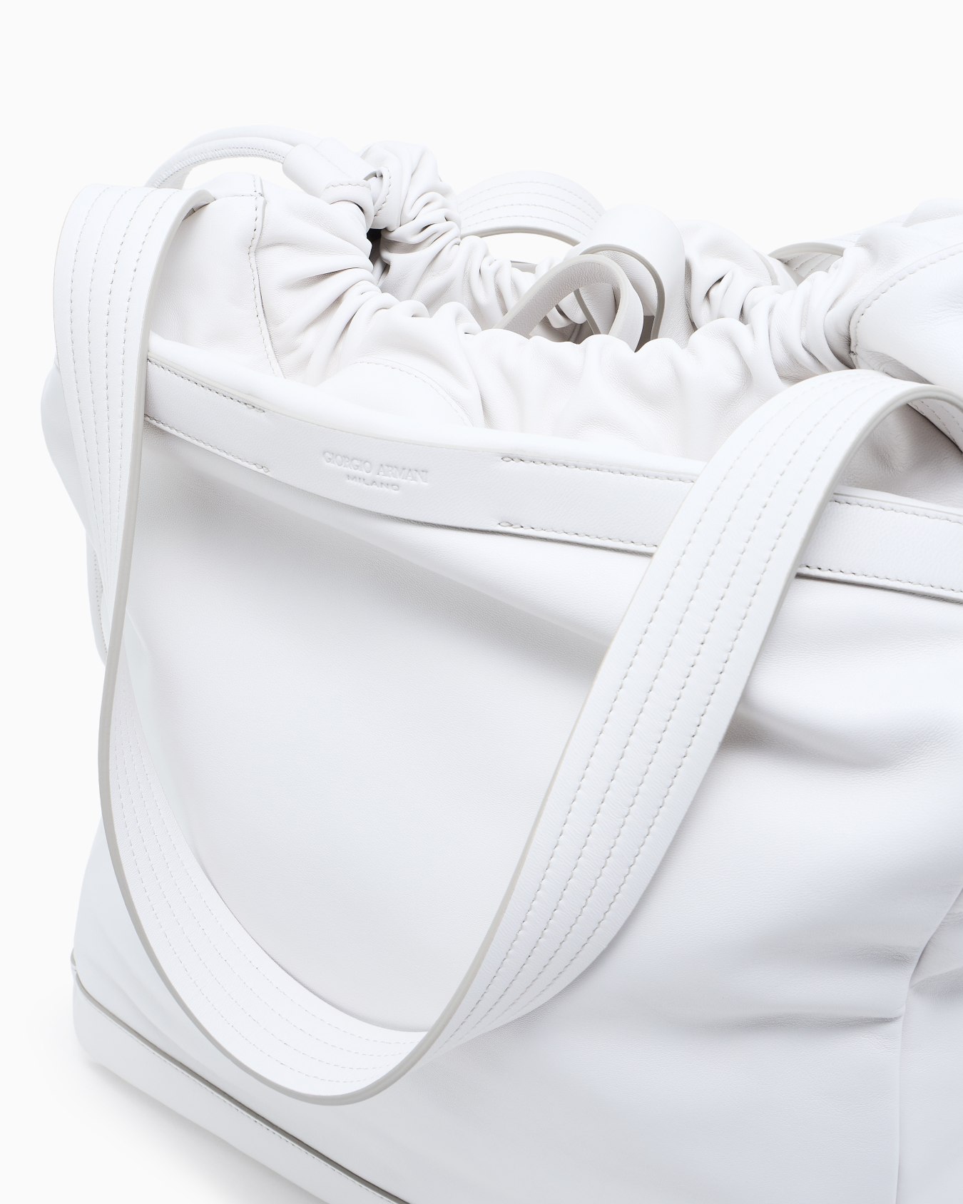 Shopper mit Schultergurt aus Nappa Folie 5