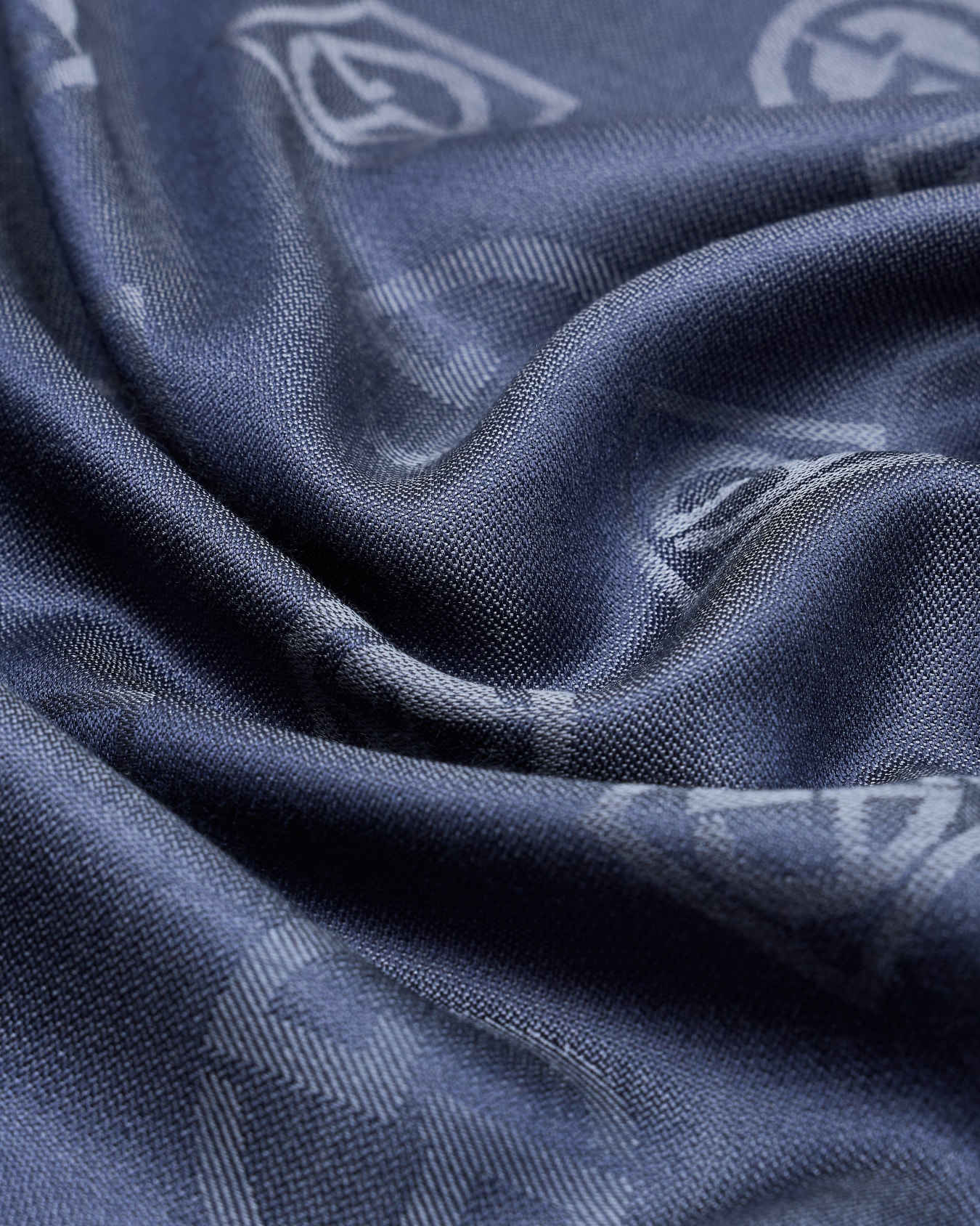 Stola aus Seide in Jacquard-Stoff-Verarbeitung mit Monogramm Folie 1