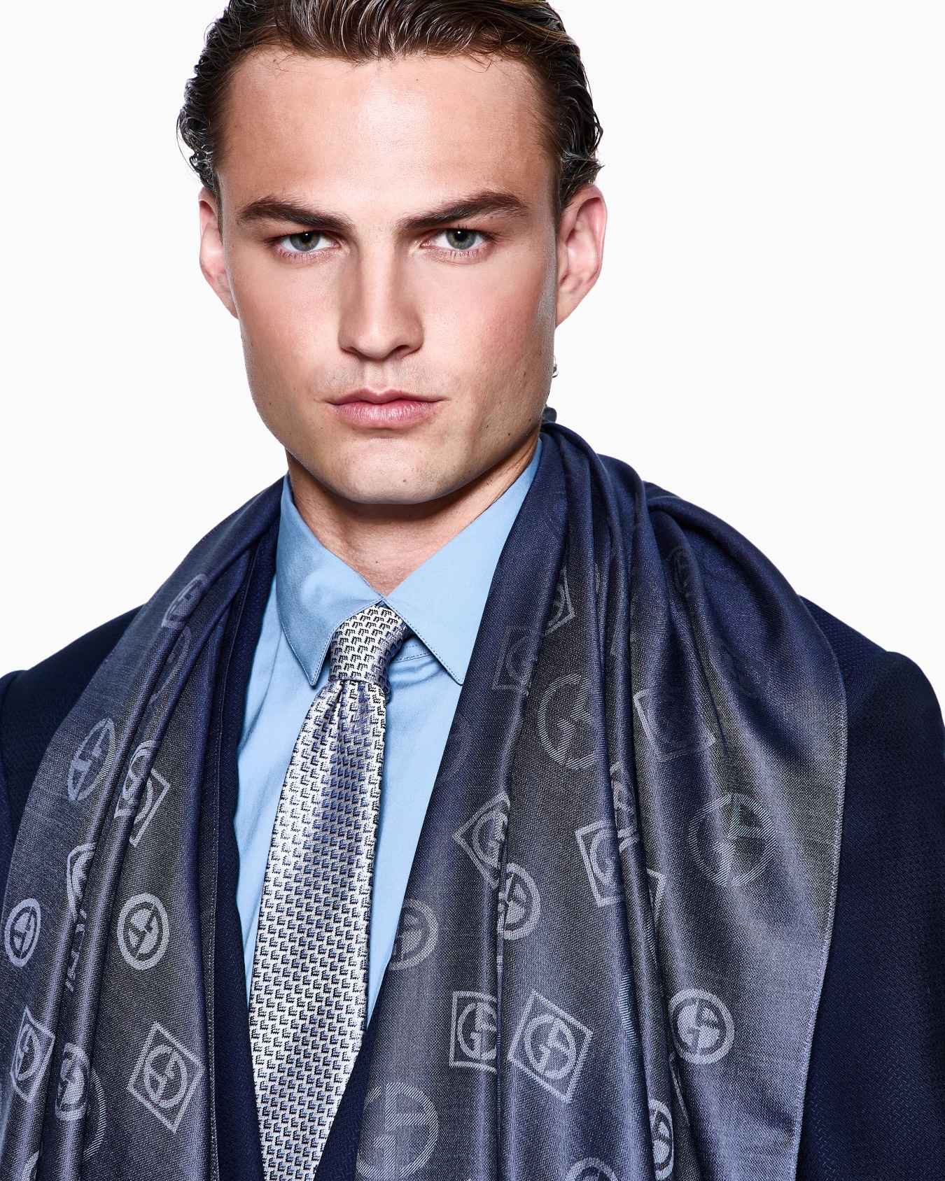 Stola aus Seide in Jacquard-Stoff-Verarbeitung mit Monogramm Folie 2