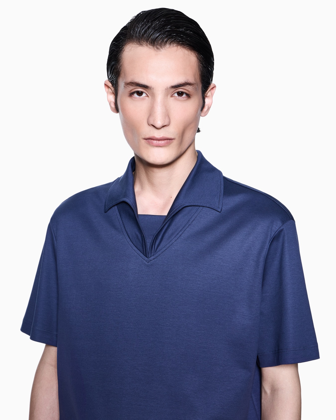 Short-sleeved polo shirt in organic cotton jersey Slide 4