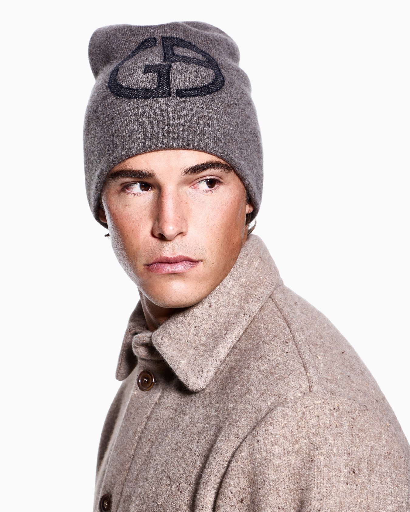 Beanie in cashmere con logo GA intarsiato Slide 2