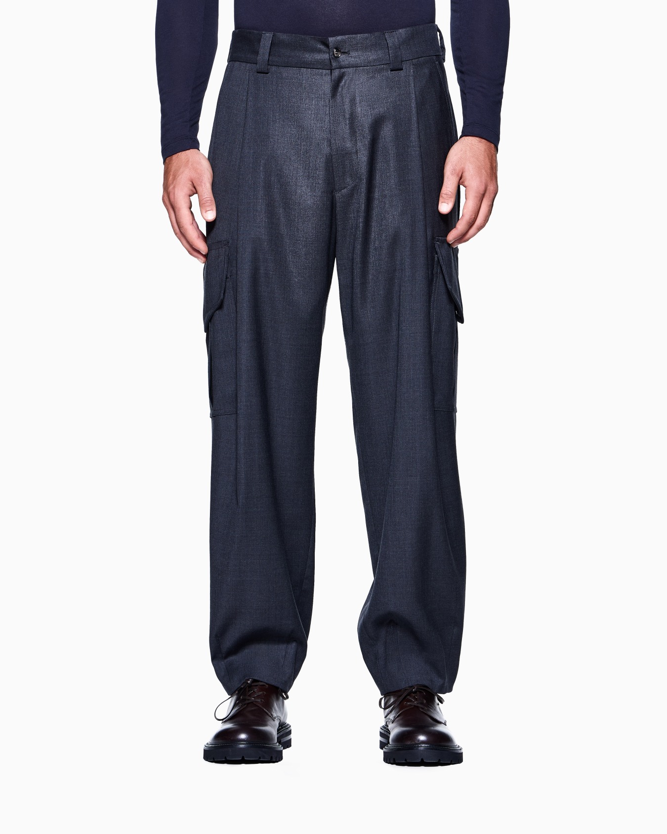 Single-pleat trousers in micro-textured cashmere and virgin wool Slide 3