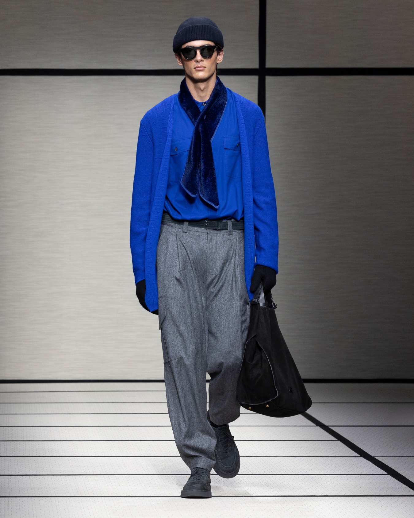 Single-pleat mélange virgin wool sandblasted fabric trousers Slide 6