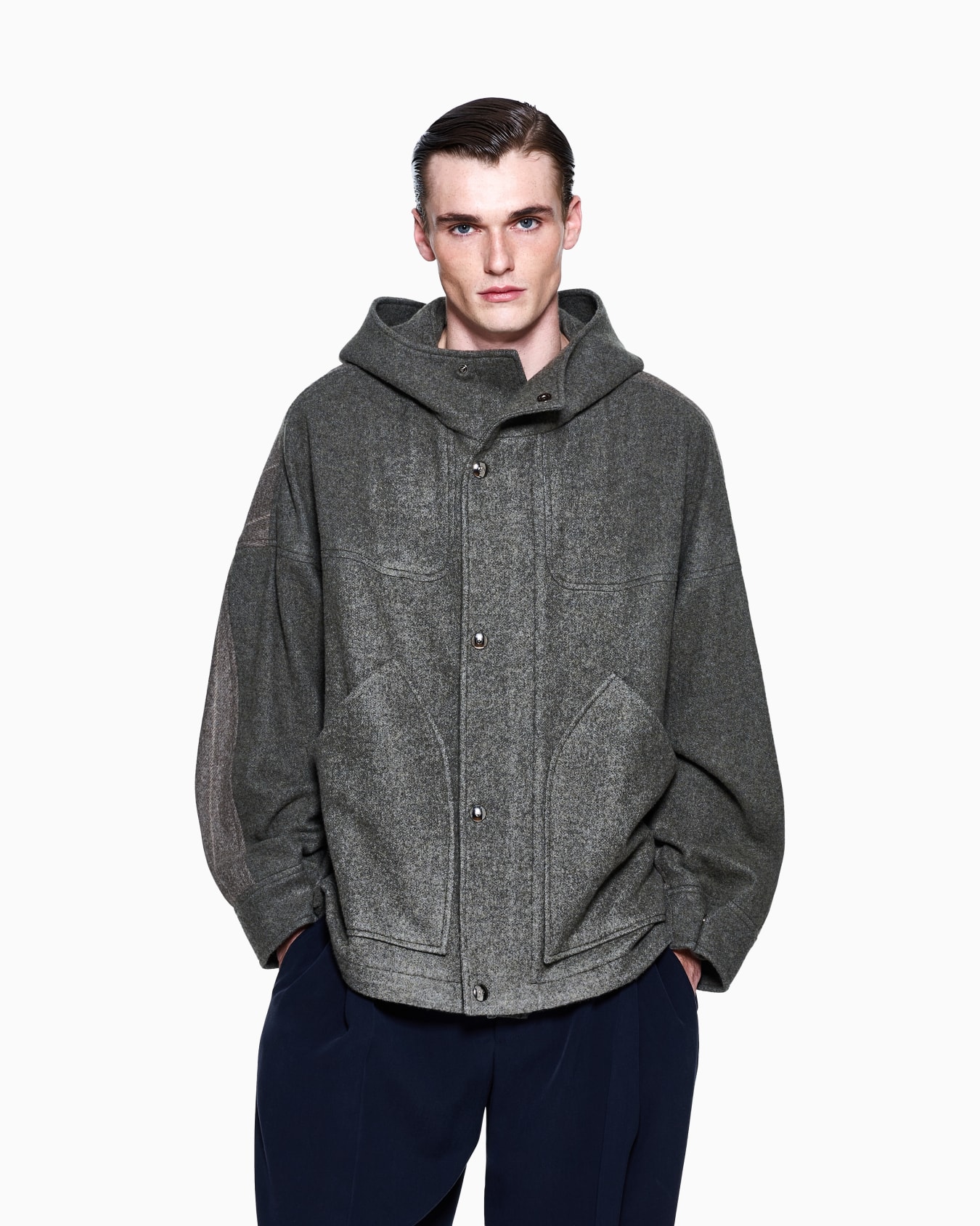 Caban con cappuccio in panno di cashmere e lana con motivo gessato Slide 3