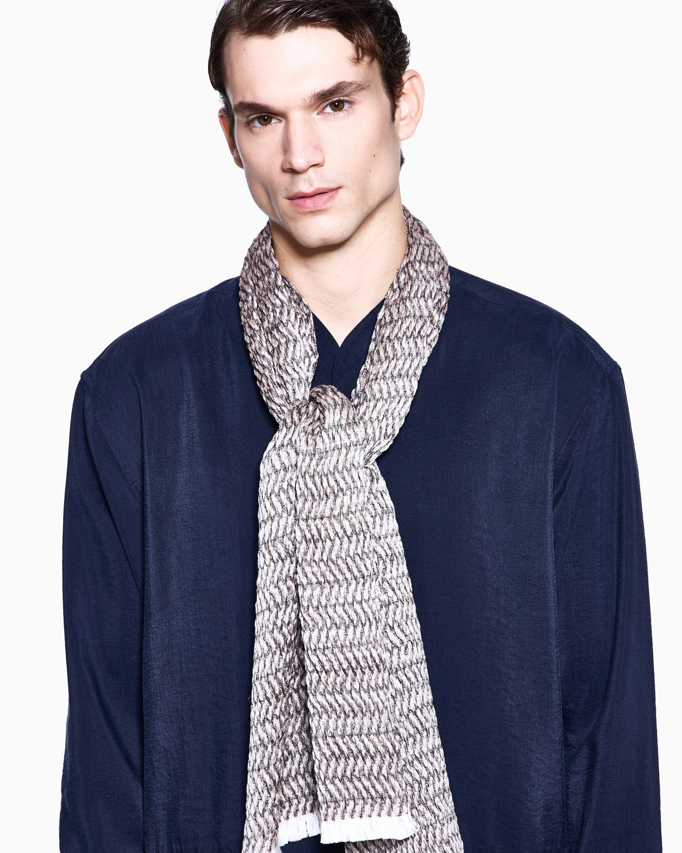 Silk, viscose and cotton jacquard stole Slide 2