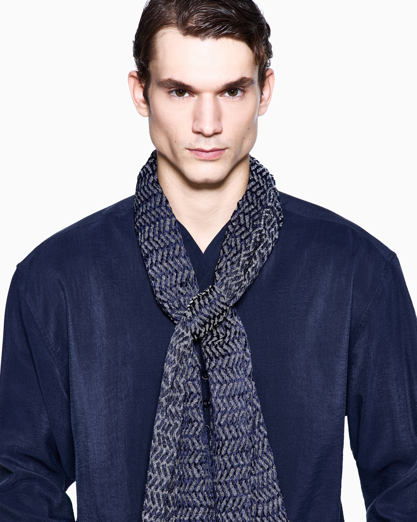 Silk, viscose and cotton jacquard stole Slide 2