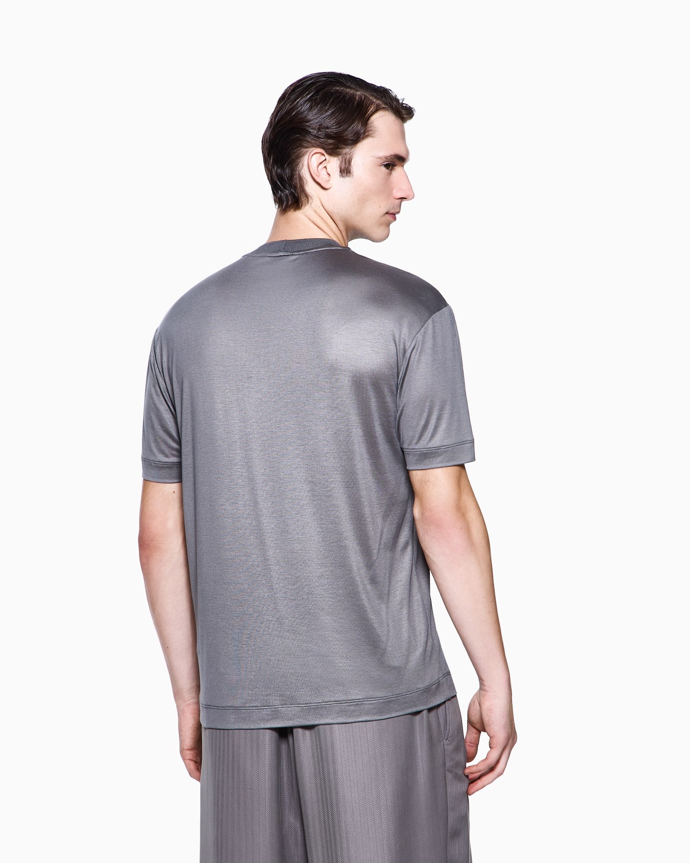 T-shirt in cupro e seta con taschino Slide 2