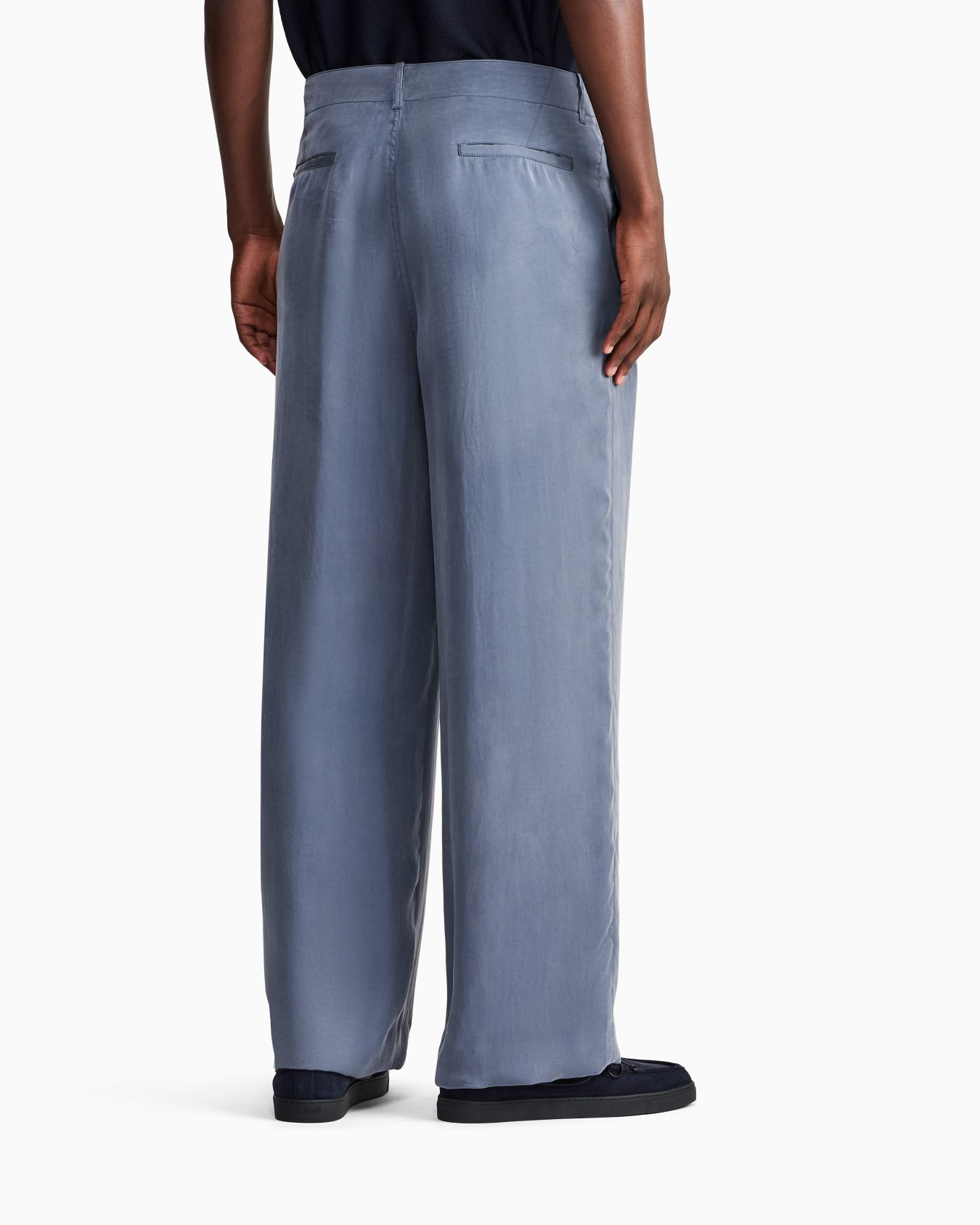 Flat-front trousers in lightweight satin 슬라이드 5