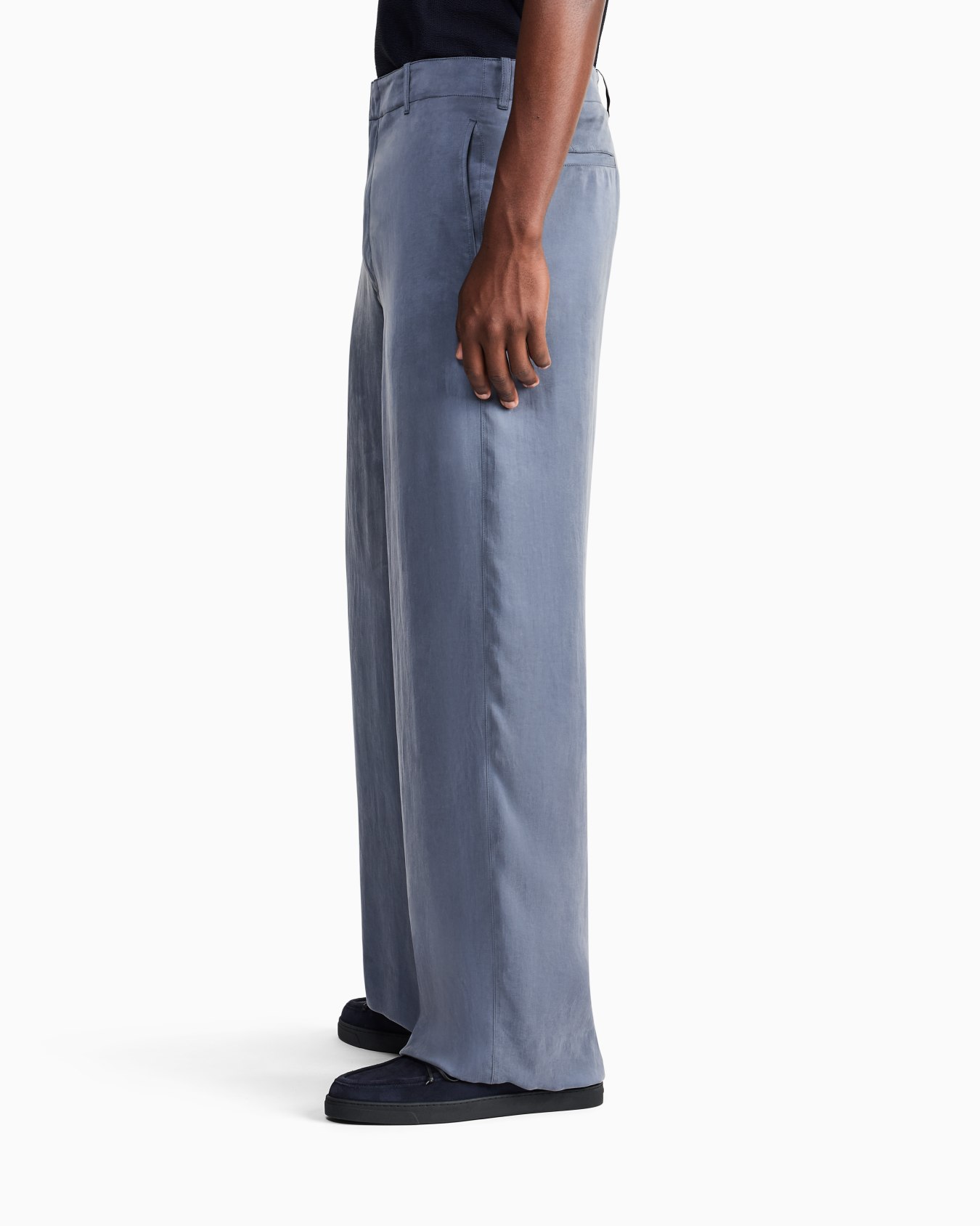 Flat-front trousers in lightweight satin 슬라이드 7