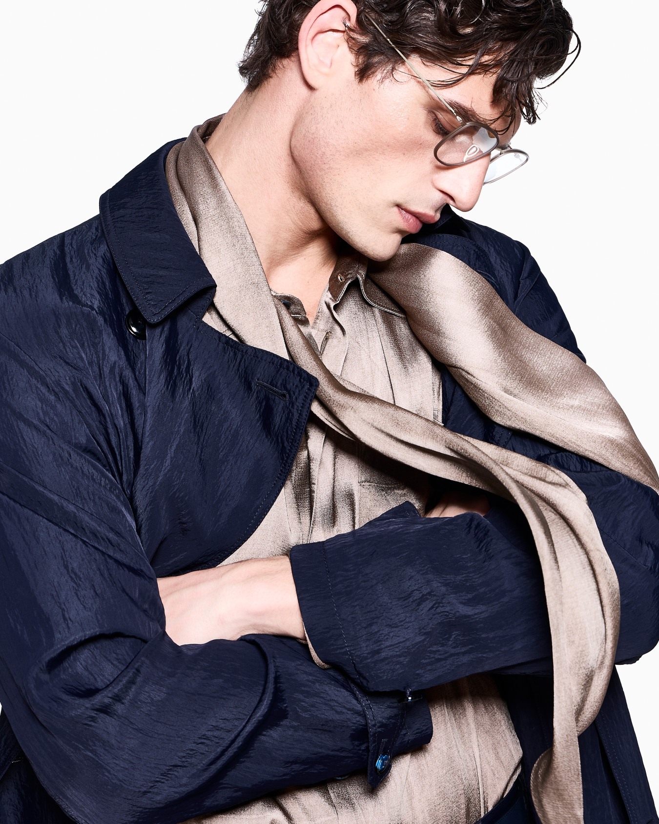 Double-breasted trench coat in viscose technical twill Slide 3