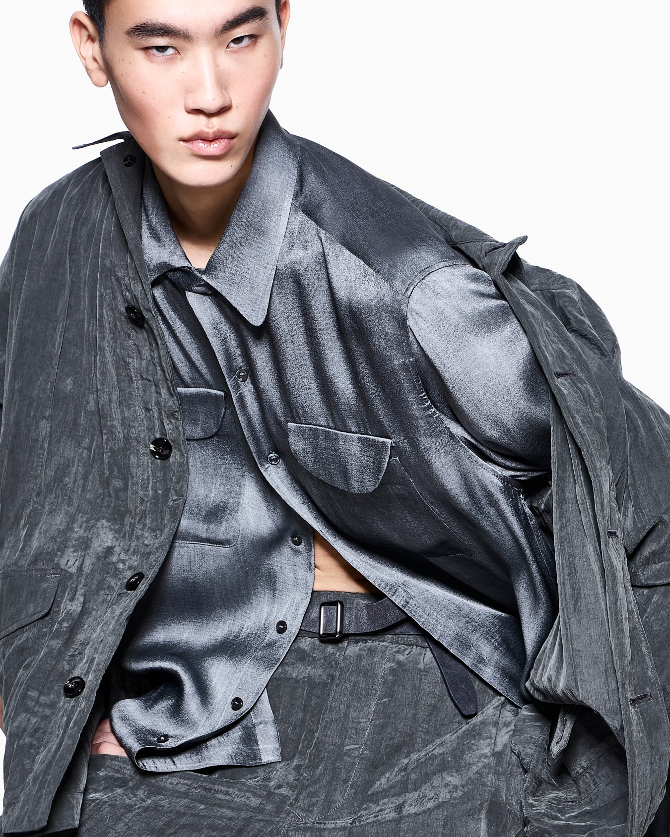 Pantaloni flat front in tela di lyocell e nylon plissé Slide 4