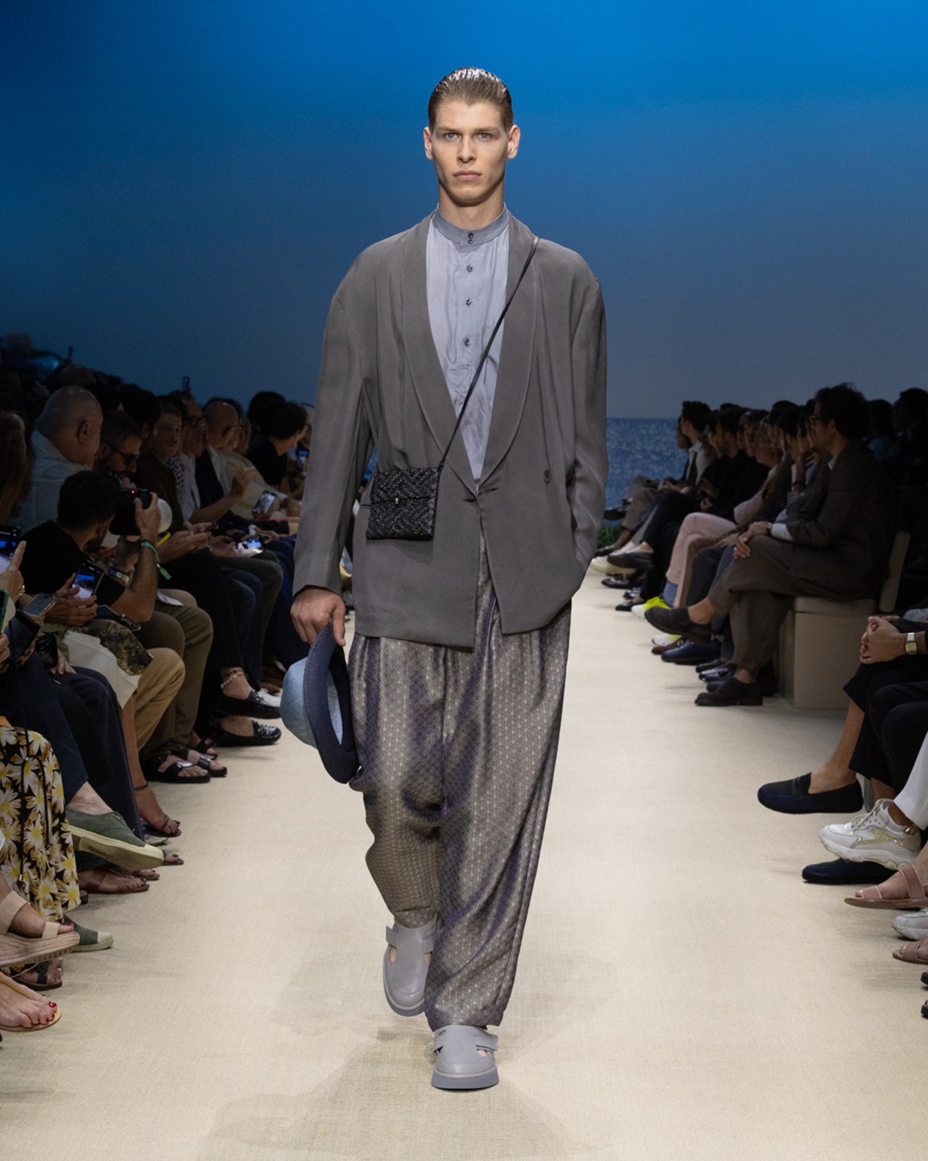 Jacquard viscose, silk and linen single-pleat trousers Slide 5