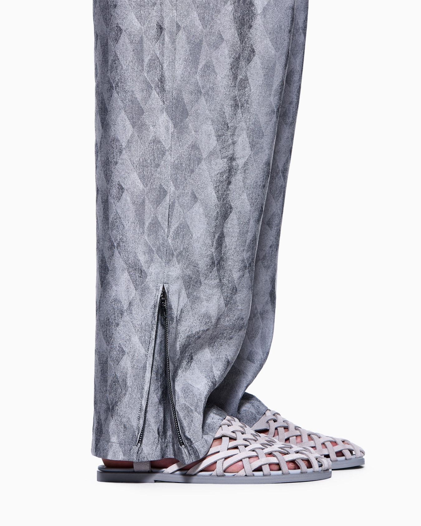 Viscose and silk jacquard single-pleat trousers Slide 4