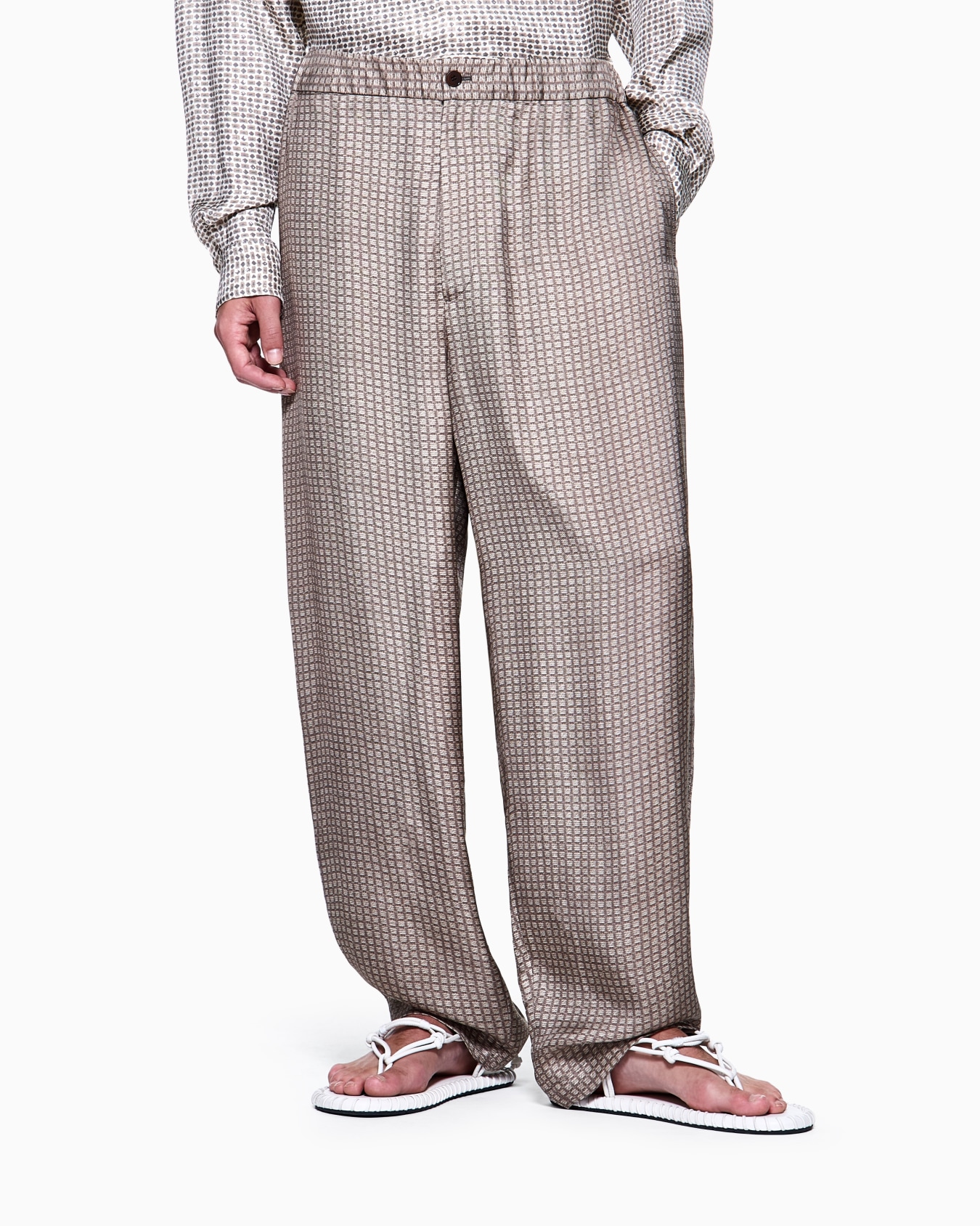 Printed viscose flat-front trousers Slide 3