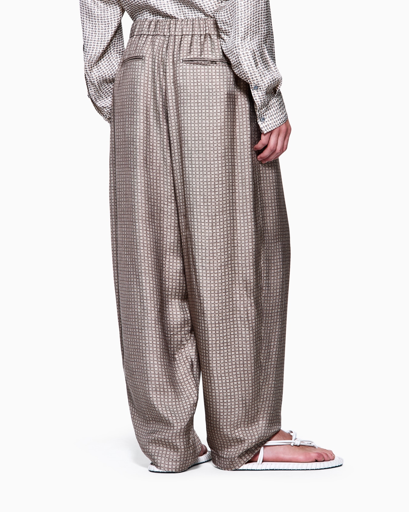 Printed viscose flat-front trousers Slide 2