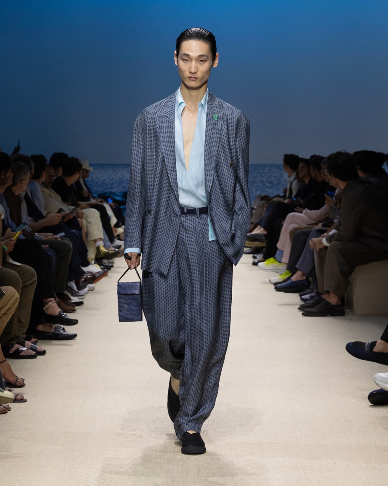 Double-breasted jacket in printed viscose Slide 6