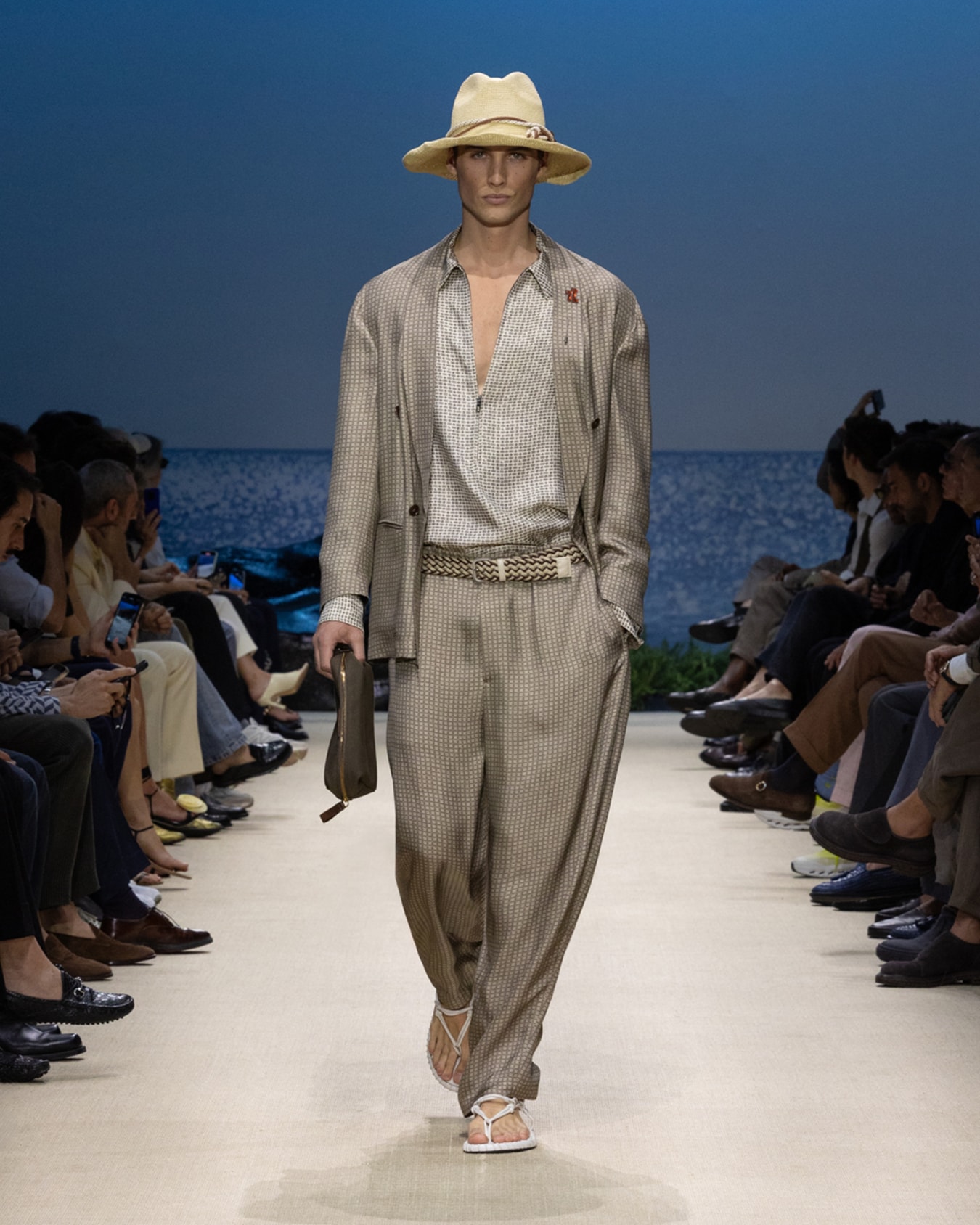 Printed viscose crépon shirt with zip Slide 5