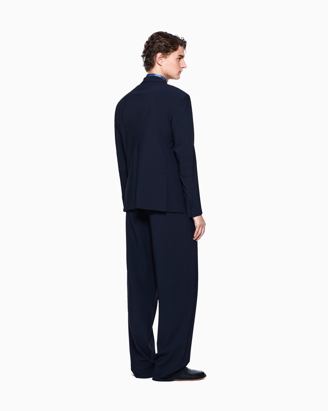 Single-breasted suit in silk and wool crêpe Slide 2