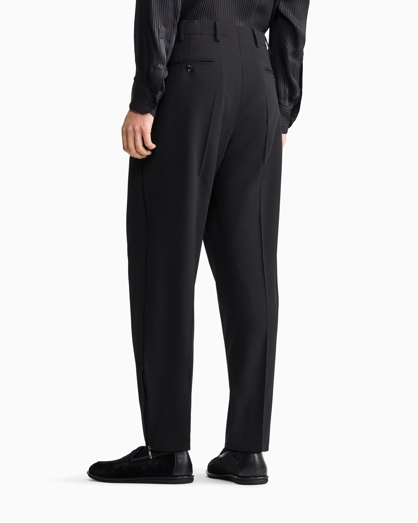 Single-pleated trousers in wool crepe Diapositiva 2