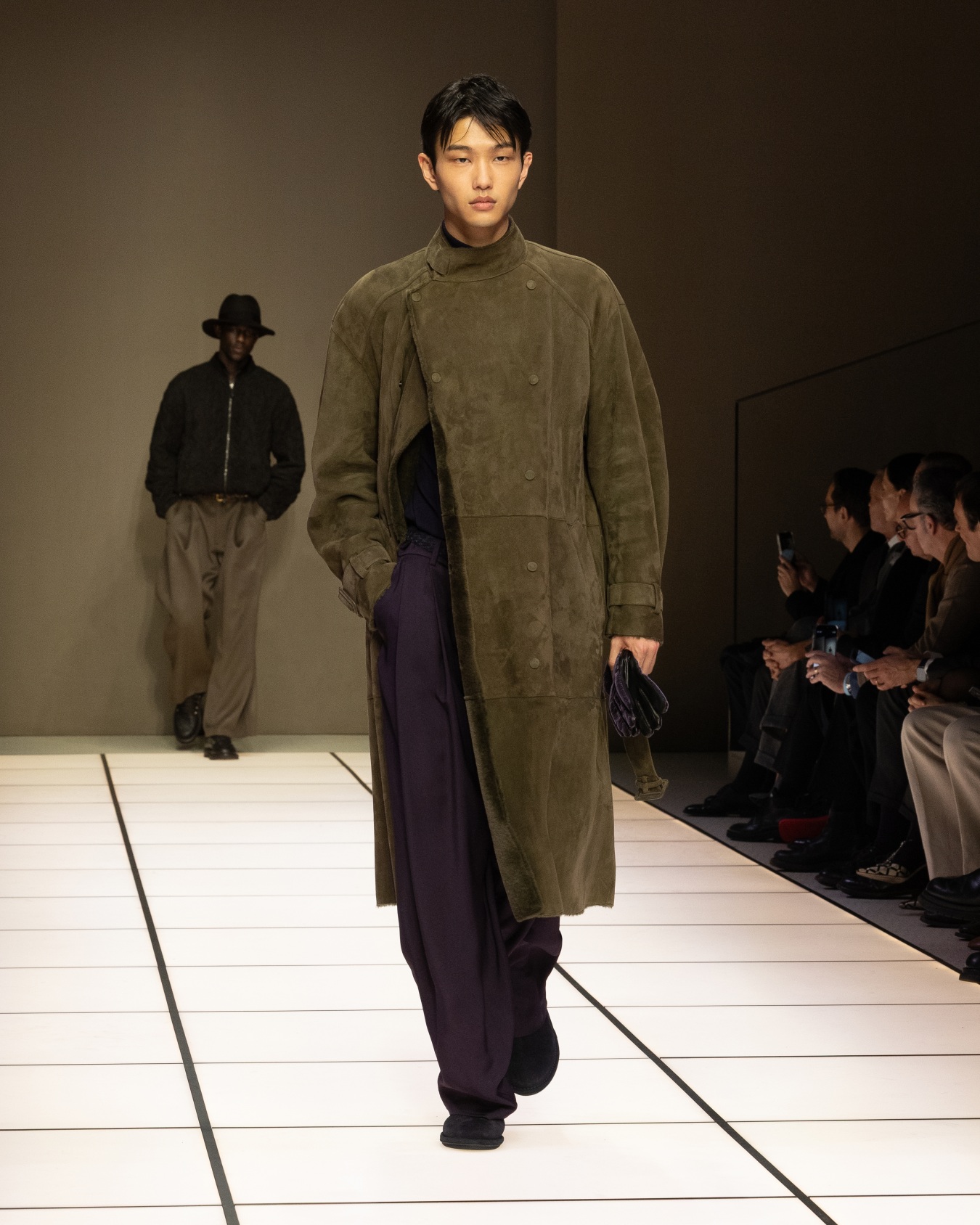 Slim-fit sweater in plain knit virgin wool Slide 6