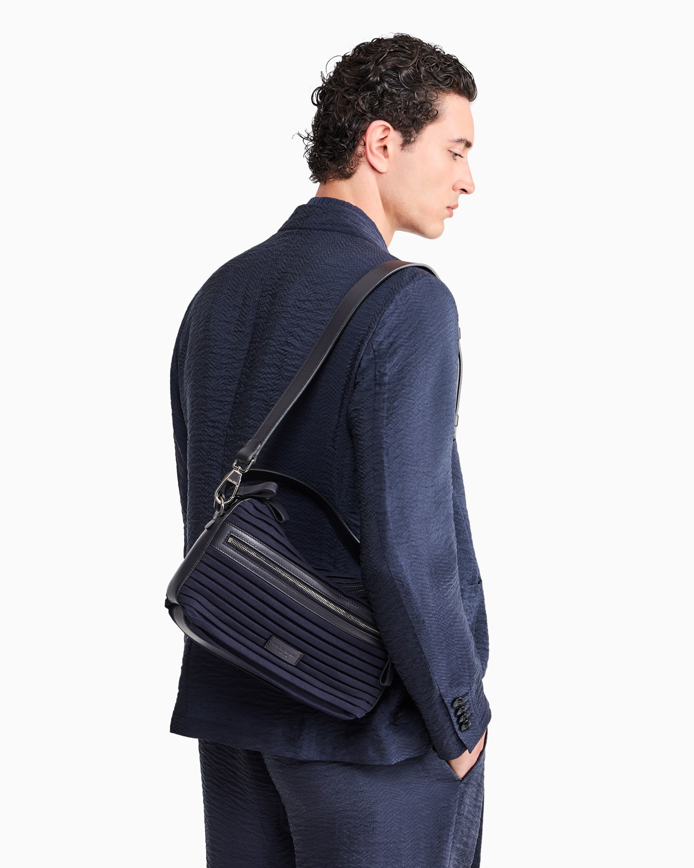 Pleated canvas crossbody bag Slide 6