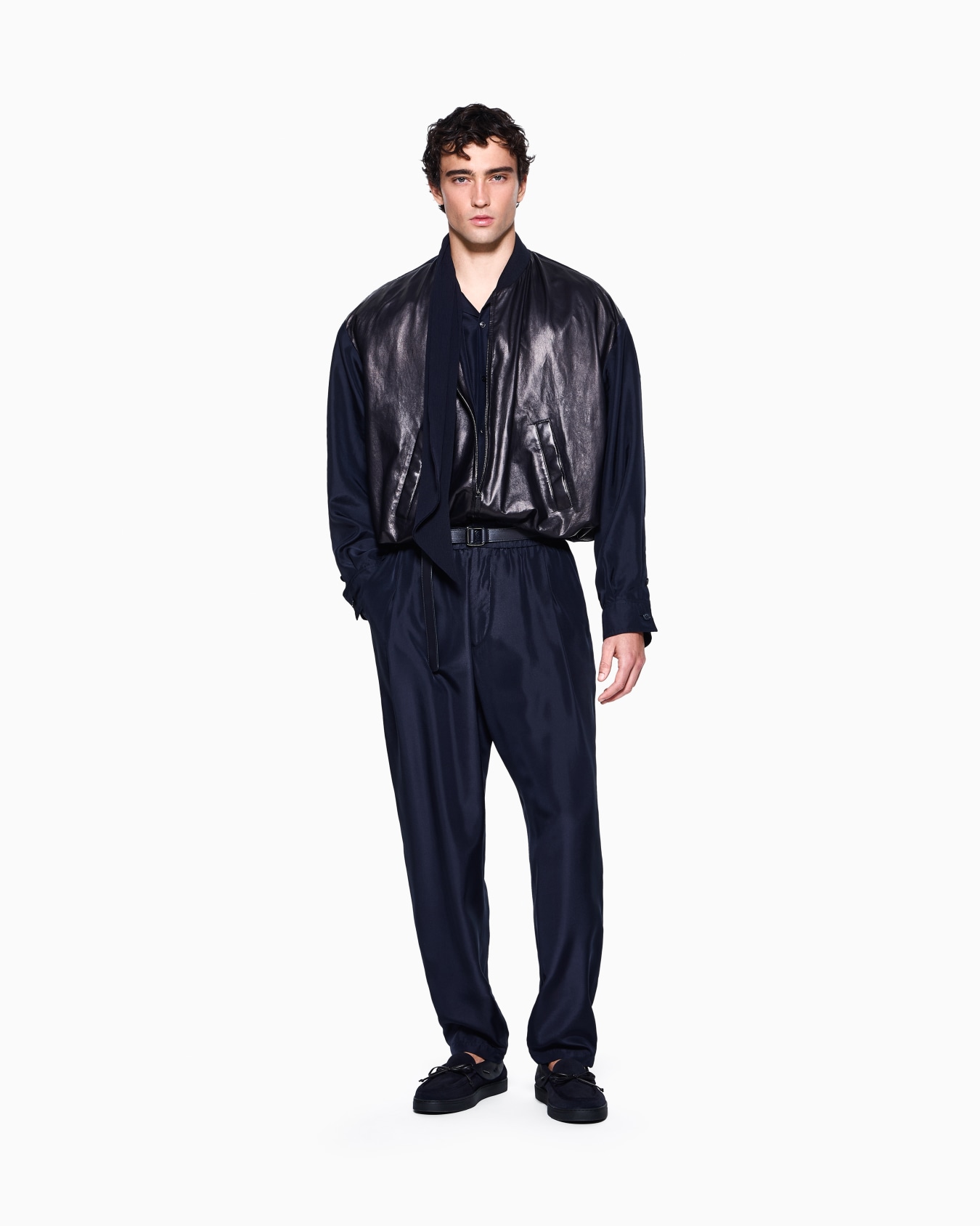 Blouson bimatière en cuir et soie avec des bords côtelés Diapositive 1