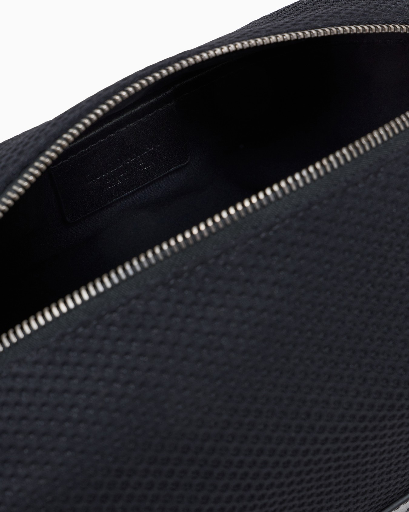 Beauty case in mesh and leather Slide 2