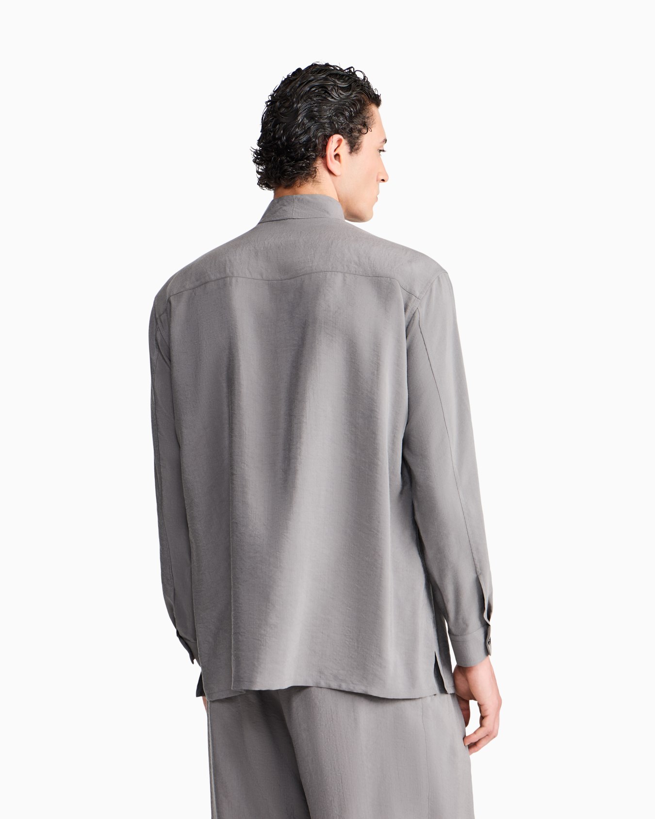 Chemise en mélange de soie lavée avec petit col en V Diapositive 5