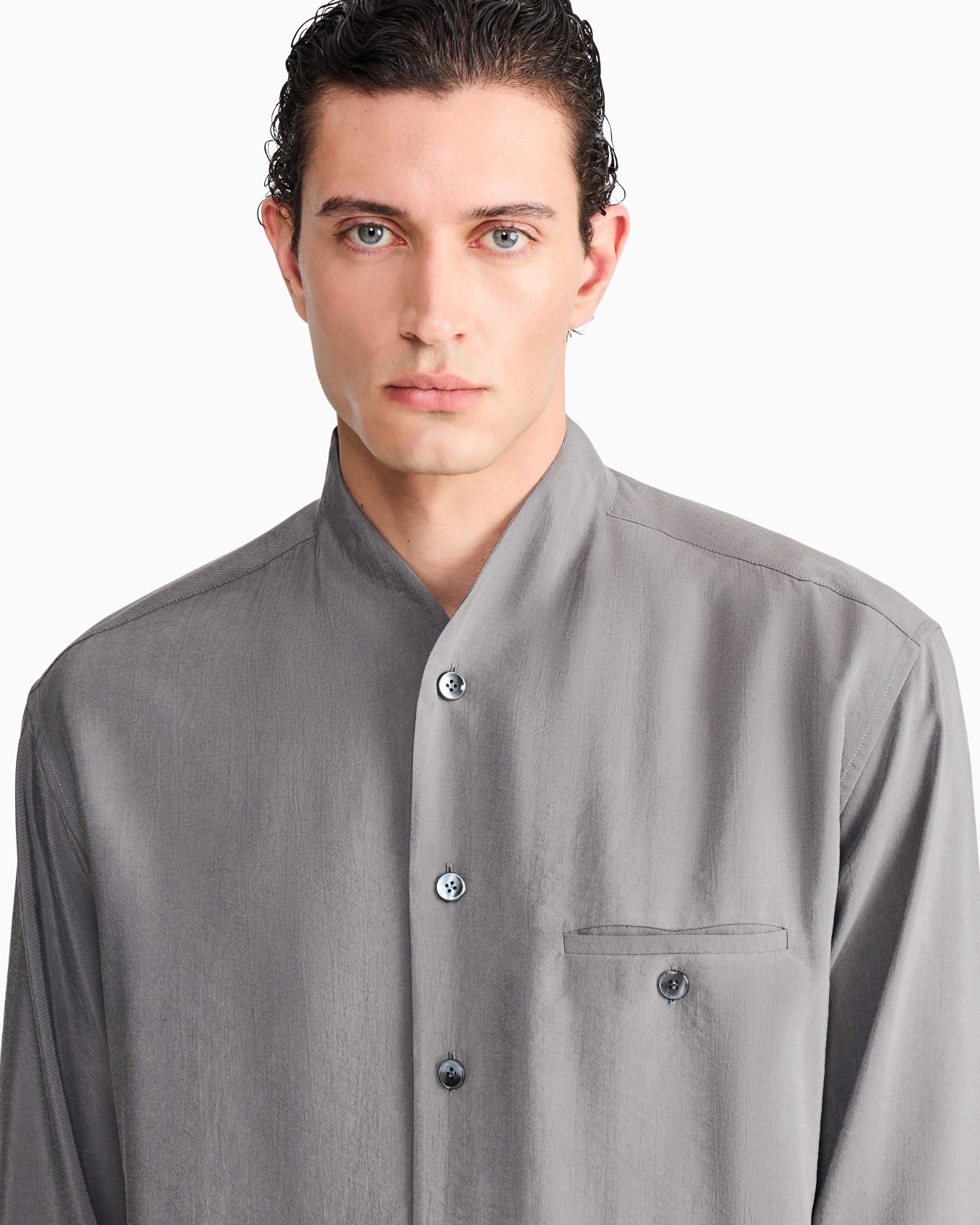 Chemise en mélange de soie lavée avec petit col en V Diapositive 6