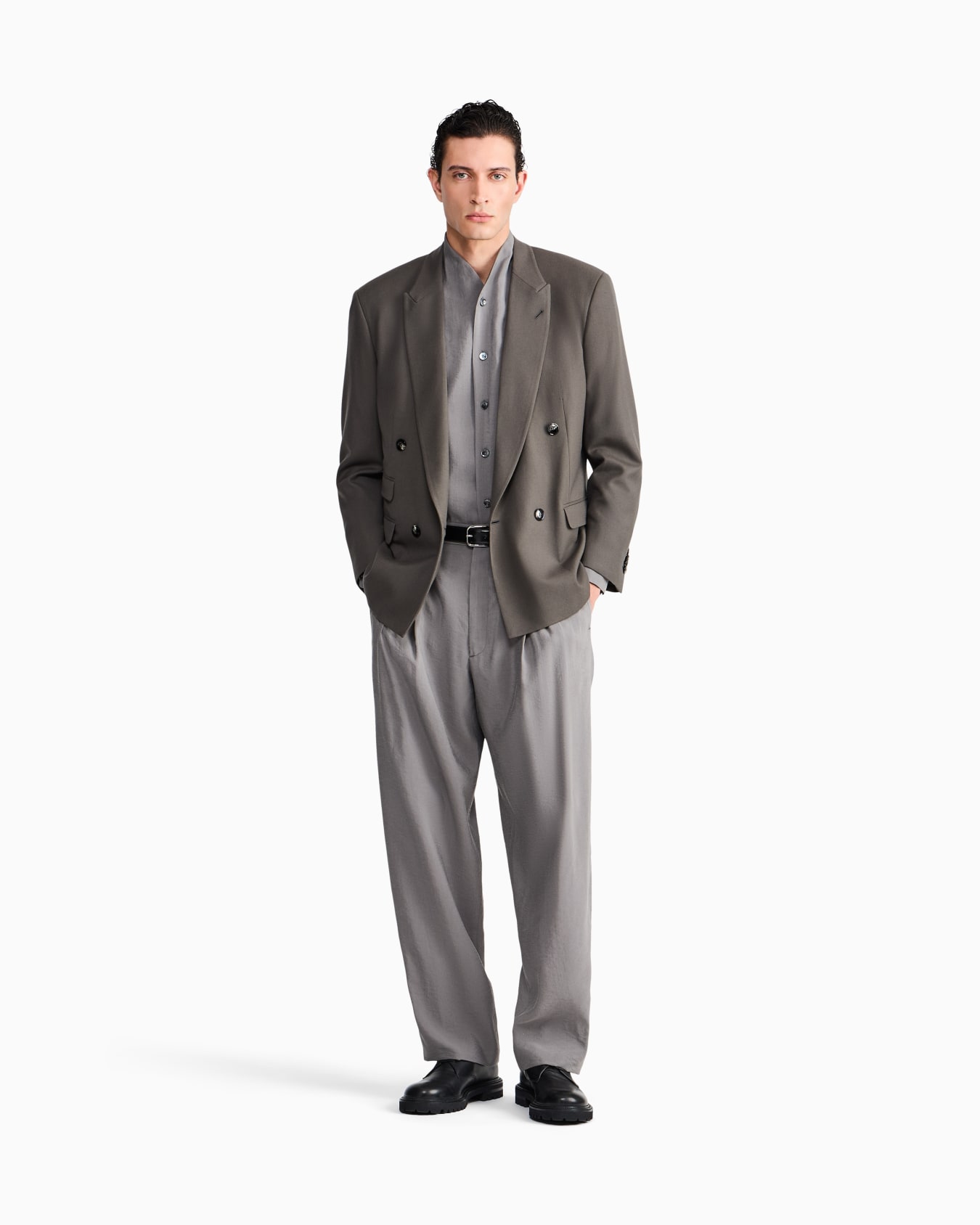 Chemise en mélange de soie lavée avec petit col en V Diapositive 1