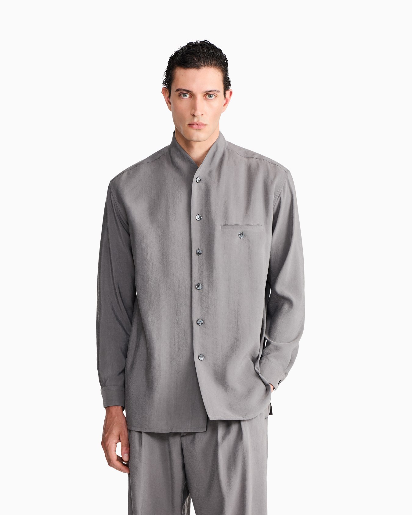 Chemise en mélange de soie lavée avec petit col en V Diapositive 3
