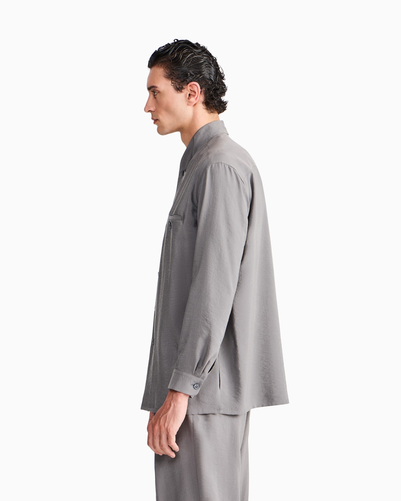 Chemise en mélange de soie lavée avec petit col en V Diapositive 7