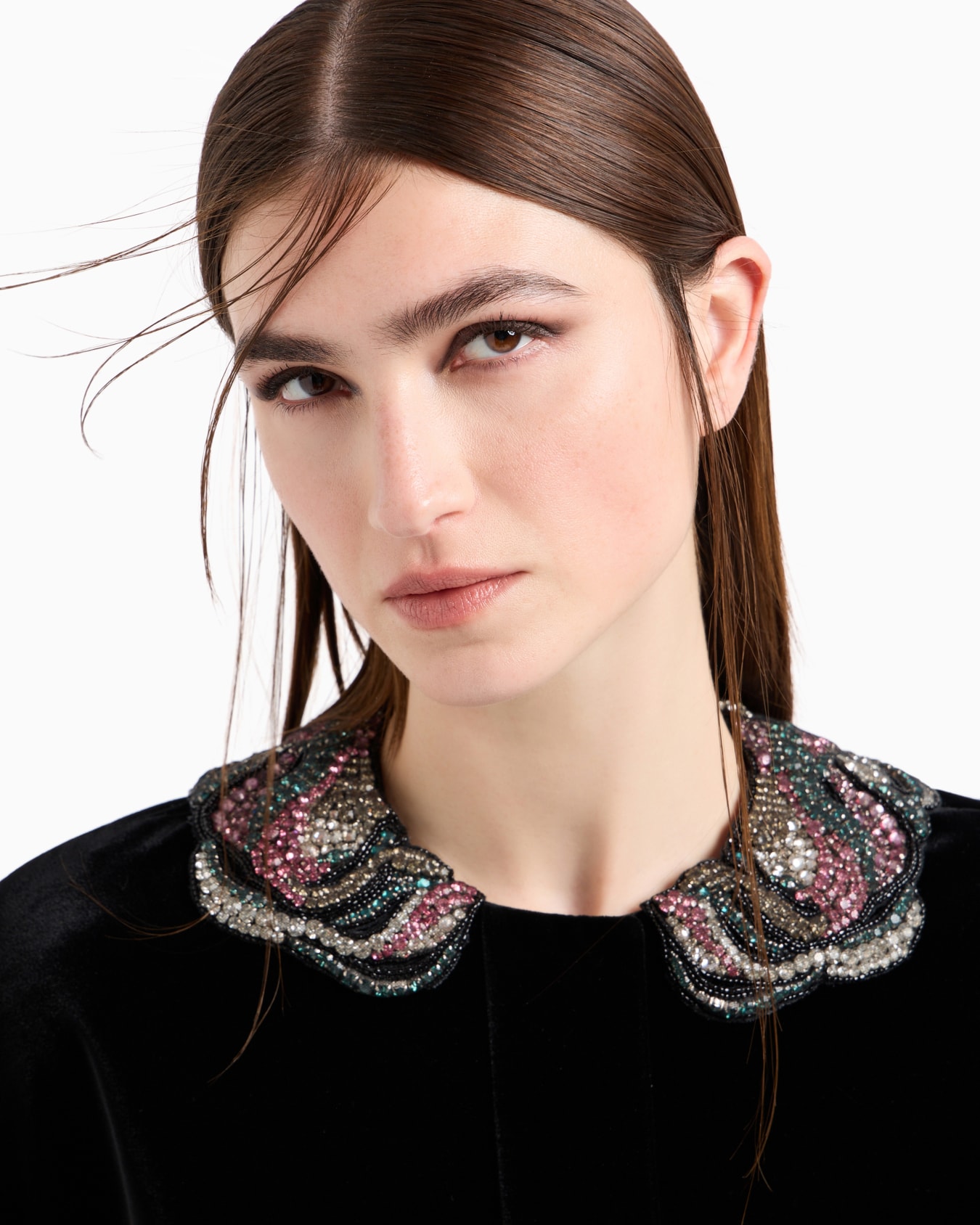 Short velvet jacket with embroidered collar Slide 5