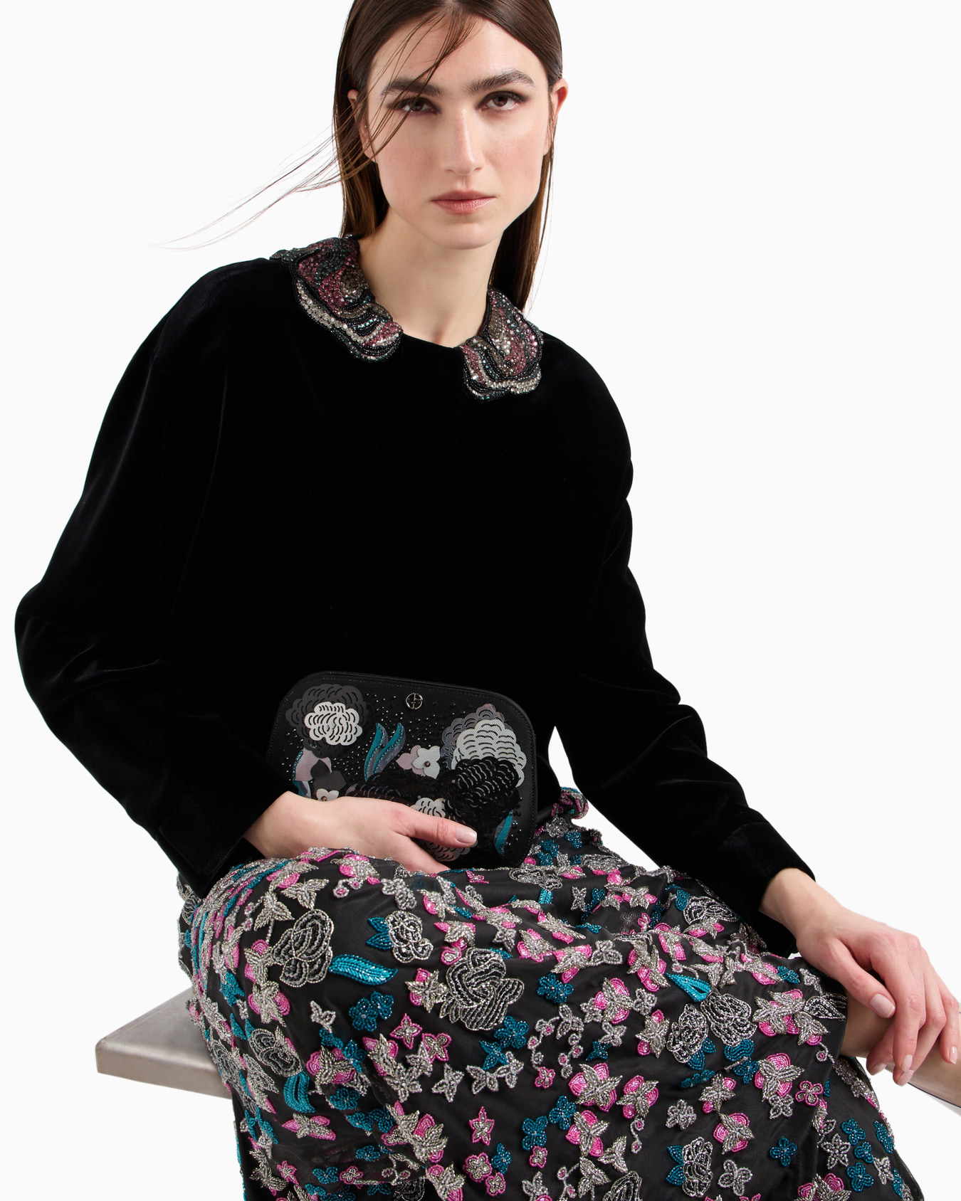 Short velvet jacket with embroidered collar Slide 6